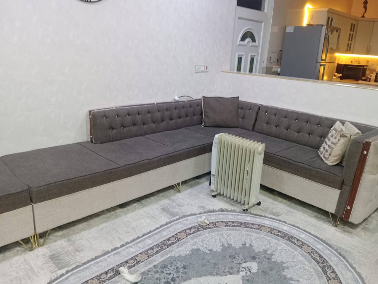 السلام عليكم 
     اعزائي ديوان شغل عراقي على شكل حرف ال L
                             3قطع
                     قطعة قياس 160
                     قطعة قياس 310
                       قطعة قياس 110
        قماش تركي ووتر بروف تركي لونين
        السعر 350 الف بي( مجال )
للتواصل والاستفسار الرقم ***********
