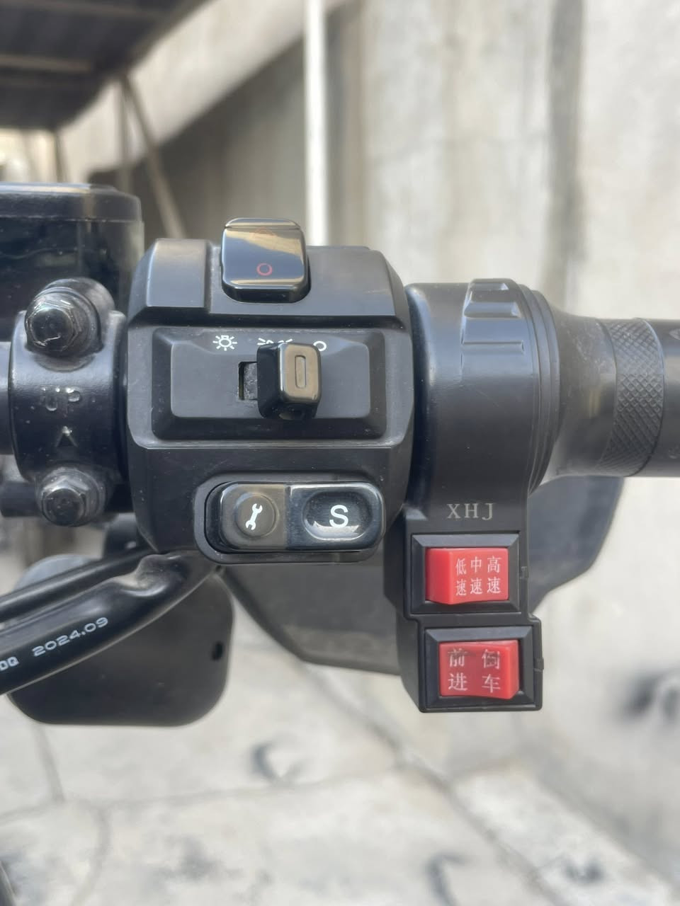 سلام عليكم دراجة شحن اباتشي موديل 2026 المواصفات:محرك عملاق 3000 واط حقيقي 6 بطاريات 🔋 مسطرة أصلية (72v-35A)تحكم بالسرعات (1-2-3)شاشة عرض ايباد لعرض السرعة والأعطال لايتات امامية LED دائرية بأضائة عالية كلش سكن عالي ناصي رماش بريكات هايدروليك دسك أمامي خلفي - Rنظام رجوع للخلف -هورن ومكان لشحن التلفون وجيب حامل للتلفون مقعد مريح + صندوق تخزين جوة المقعد دبلات امامية هايدروليك + دبلات خلفية غاز  نظامين تشغيل سويج وبصمة تشغيل عن بعد وقفل حماية للسرقة شاحنة ذكية تقرة شكد بيها شحن دراجة جديدة 🆕 ونضيفة ومناقصه برغي السعر المطلوب: 1250 مليون وميتين وخمسين وبيها مجال للطيبين تعال شوفه وبيك خير وتدلل موجود خاص او الرقم للتواصل *********** مكاني بغداد
