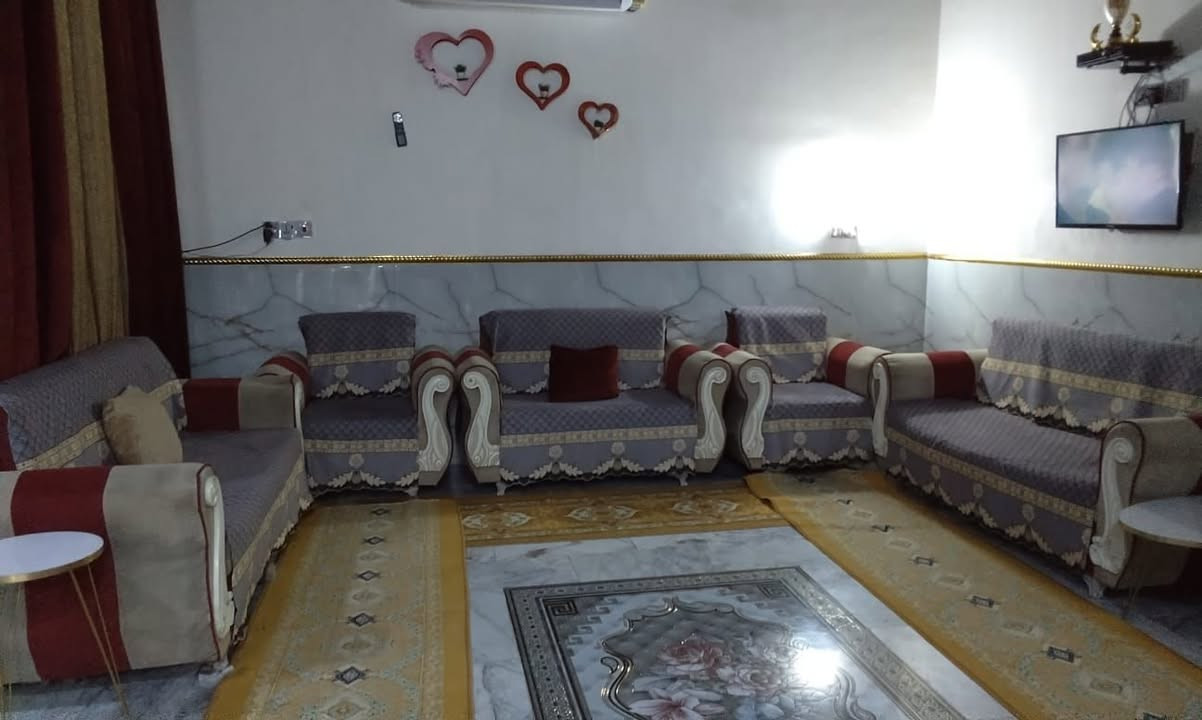 تخم بيت امرتب ونضيف مال معتاز لونه رماني المميز ١٠ نفر ماخذه ٣٥٠ يريد يبيعه ١٢٥ يحتاجله ترتيب بسيط هاتف*********** بيه واتساب
