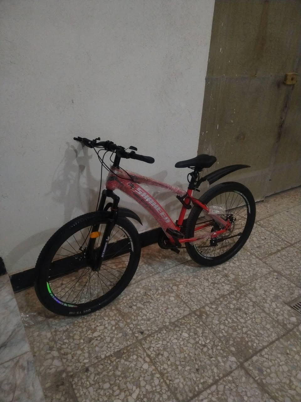 بايسكل جبلي جديد حجم 26 شاهد علي كلشي مابي طلع بي بس يوم واحد ابيعه 200 وبي مجال العنوان بغداد الحسينيه الرقم ***********
