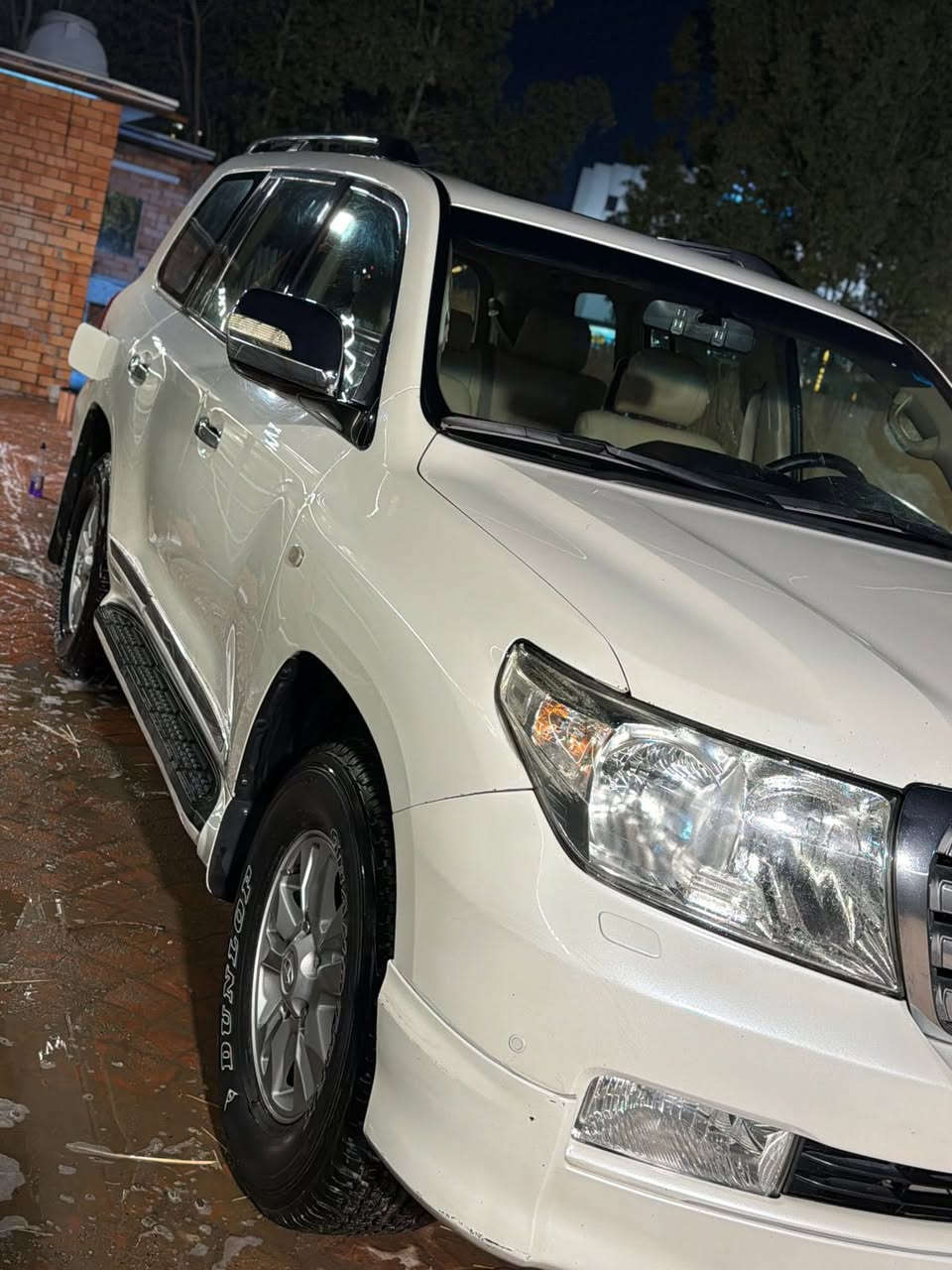 السلام عليكم
لاندكروز 2010 
التفاصيل داخل السونر 
السعر 265 وبيهه مجال بسيط 
العنوان بغداد 
***********
