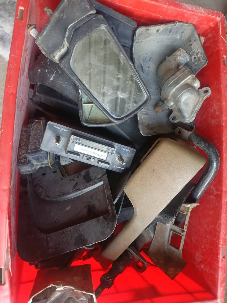 السلام عليكم ورحمه الله وبركاته 
كير اوتو كامل مع تفرعات سعر 400
دركة سعر ( 150)
تخم كبات اصلي ابو شايب سعر ( 100)
زوج مري 81 ( 50 )
فرس كير + سايد بريك سعر ( 100 )
اربع دوسات لون بيجي سعر ( 60 )
اطار سلعه دشبول ( 25 )
دلكو عدد 2 سعر الواحد ( 30 )
فيت بم عدد 2 سعر الواحد ( 20 )
تخم واقيات سعر ( 40 ) 
اتصال ***********
