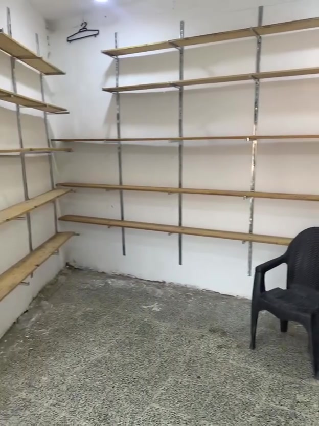 رفوف خشبيه للبيع قوي كلش يتحمل وزن عالي  مع الاذرع  وكامل هذن بالتصوير وبعد اكو  هنه محلين للاستفسار ***********
