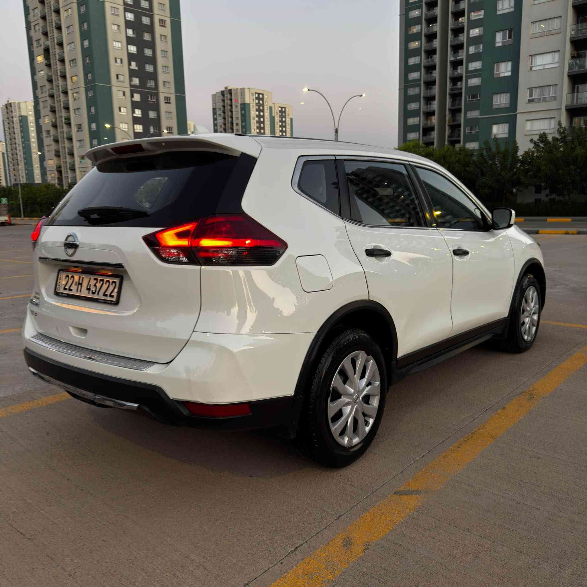 Nissan rogue 2017 S 
مواصفات s ( شاشە و کامیرا - حاسە - بلوتوس - تحدید سرعە - سوکان ڤۆلیوم - زۆر مواصفاتگ تر ) 

دوو سویجی بلادی لەگەلایە تەنها یەک جاملخی بۆیاخە بی ایرباگ بی ناو گرتن ماباقی هەموو گیانی بە شەرت 

شوین سلیمانی 
سعر 137 و مجال 
تلفون *********** السليمانية, العراق
