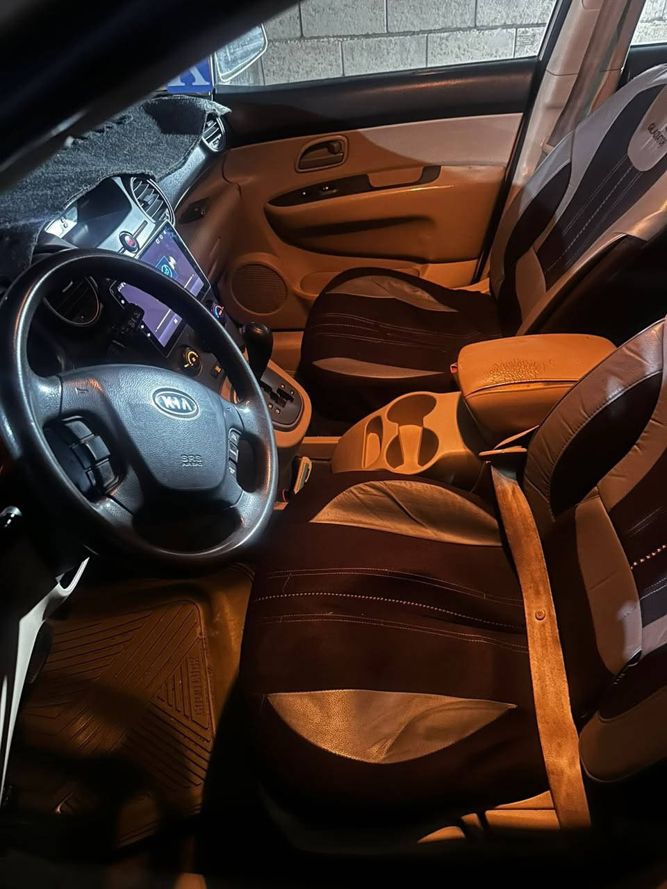 كيا رندو
محرك 6 جديد
كير جديد 
بيها صفحه رش اثر شخوط 
مكفوله من ضربه 
موديل 2008
السعر دفتر وبيها مجال 
الرقم ***********
