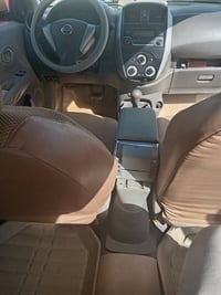شباب نيسان سني هندي مصبوغة اصفر تكسي جديد مع الرقم الجديد امصفرة هيئة ...