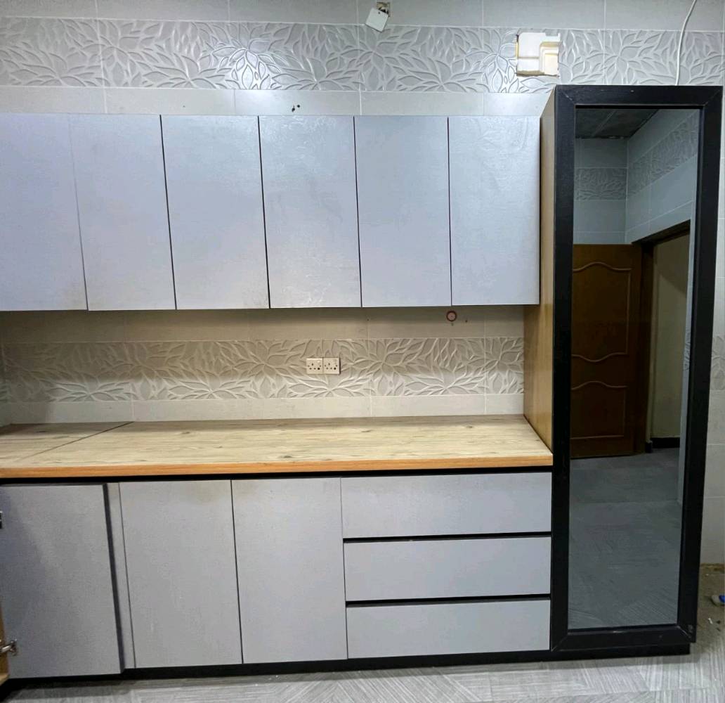 هذا كاونتر مطبخ حديث وجميل، يتميز بتصميمه العصري وأمجاره الواسعة، إضافة إلى الدرجات الرائعة التي تناسب أي ديكور مطبخ. يتضمن العديد من الخزائن التي توفر مساحة تخزين ملائمة لجميع احتياجاتك. الكاونتر مصمم بعناية لتقديم استخدام سهل ومريح في المطبخ.