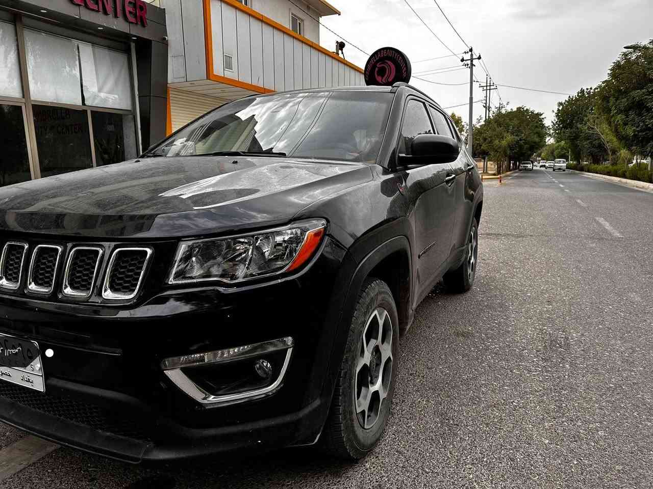 جيب كومباس 2022 ترايل هوك  شكل الجديد للبيع
رقم   بغداد  تحويل مباشر سياره باسمي

فول مواصفات 
عدا بانوراما 
داخل جلد
ويل كبير
رادارات جانبيه 
ليد 
شاشه كبيره 

ماشيه 17 الف 

الحادث ربع بنيد +جامرلوغ  

 سياره نظيفة جدا 

مكان السياره ديالى 

للتواصل على الرقم ***********
سعر مناسب اتصل ودلل
