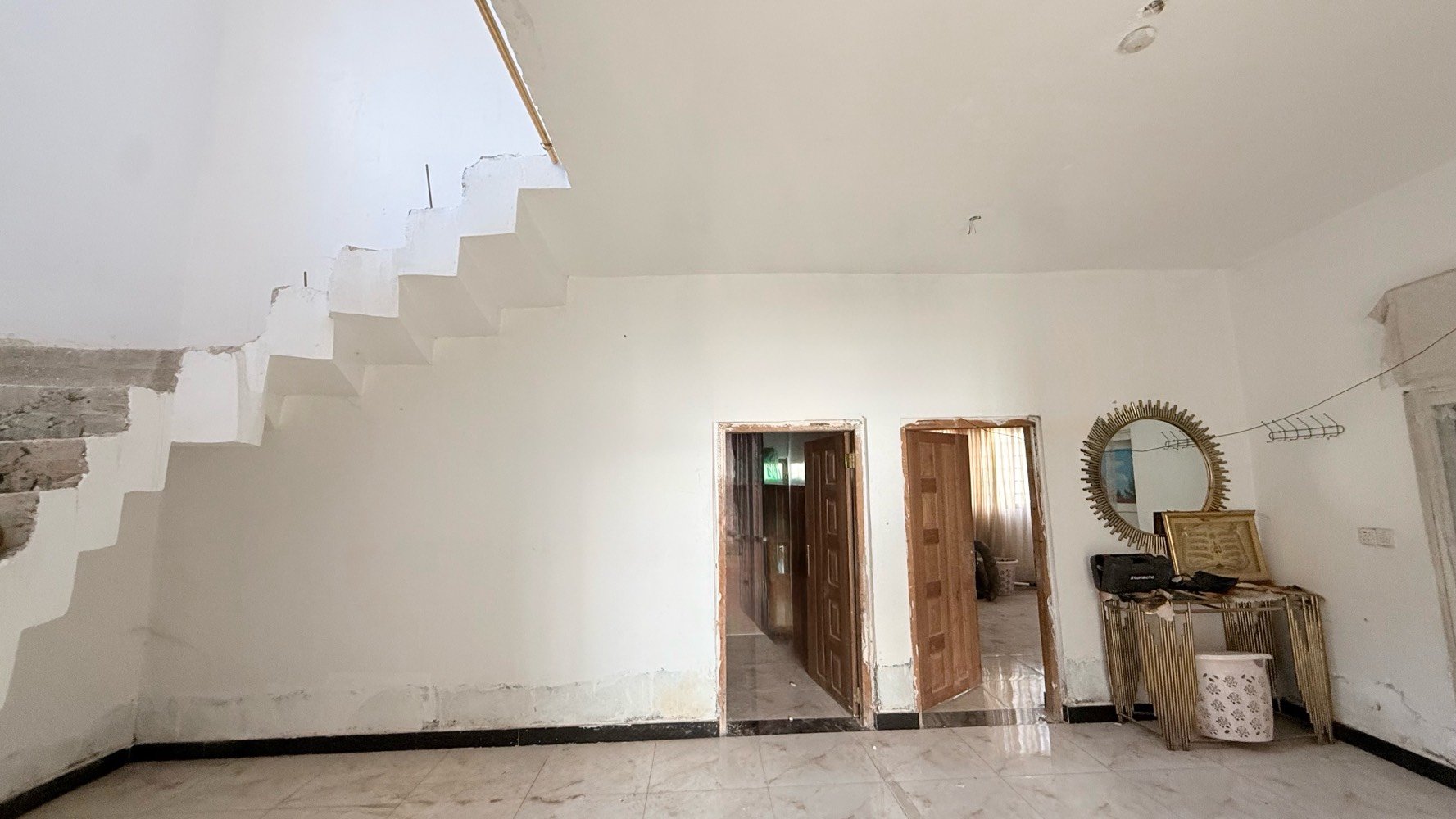 سلام عليكم

بيت للبيع مساحه 180م من ضمن البيت قطعه  خلف البيت تقريبا مساحتها 50م

المدائن - ناحية الوحده - منطقة الحريه قرب بسمايه

غرف عدد 2

استقبال

صاله

مطبخ

حمام داخلي - حمام خارجي

الأرضيه بورسلين ابيض

البيت مبيض كله

كلش مرتب ونضيف وبناء مو قديم

للأستفسار واتس آب 👇 
***********