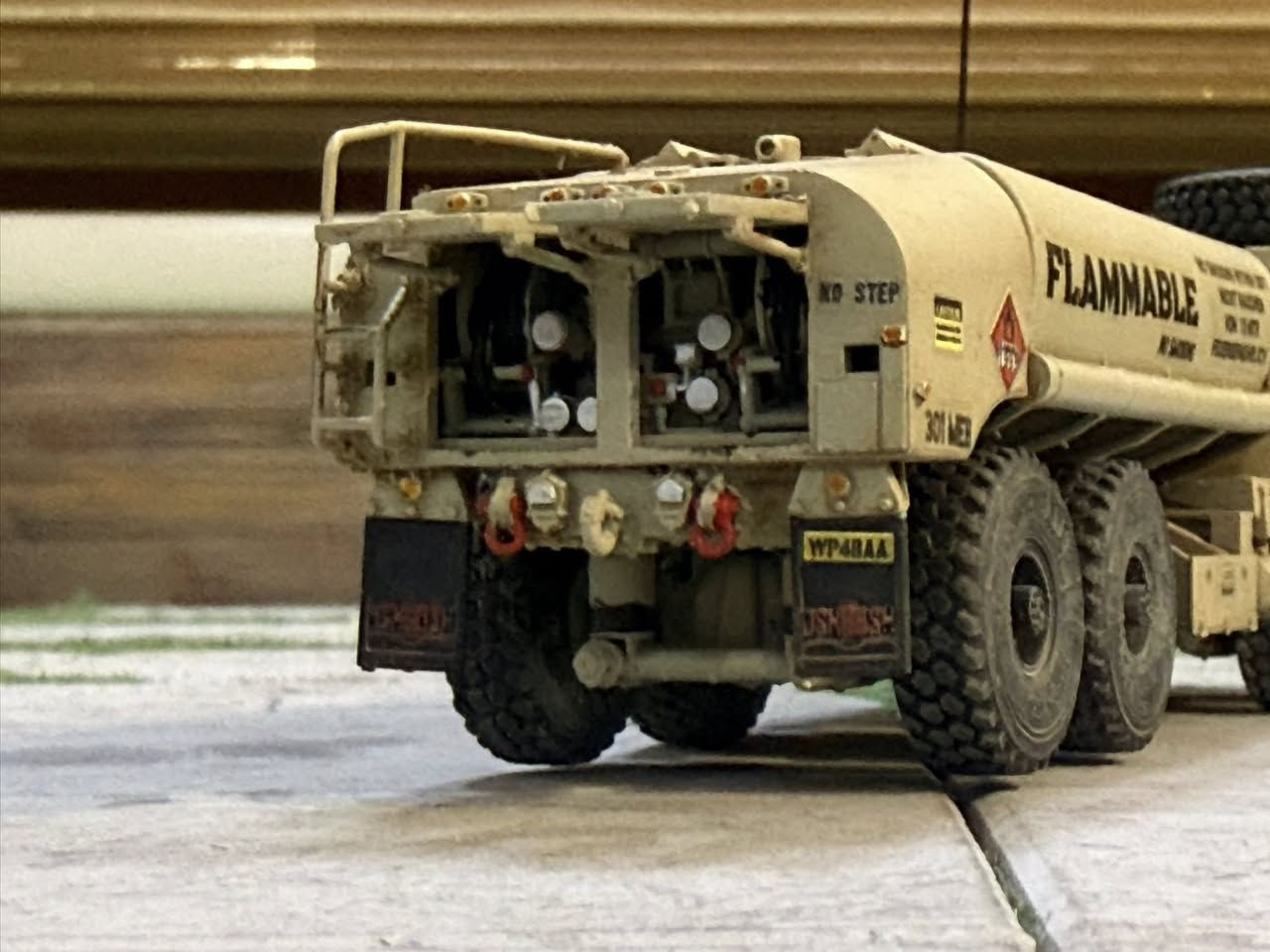 اظافه للمجموعه
Oshkosh M978 HEMTT (ناقلة وقود)، وهي النسخة الأحدث والأكثر تطوراً من عائلة شاحنات HEMTT الطراز: M978 Heavy Expanded Mobility Tactical Truck.المهمة: تزويد المركبات القتالية والمروحيات بالوقود في الخطوط الأمامية.سعة الخزان: يمكنها حمل 9,463 لتر (2,500 غالون) من الوقود السائل.نظام الضخ: كما يظهر في الجزء الخلفي المفتوح من النموذج، الشاحنة مزودة بنظام ضخ جبار يسمح بتزويد مركبتين بالوقود في وقت واحد بسرعة تدفق تصل إلى 1,135 لتر في الدقيقة.المحرك والقوة: تعمل بمحرك Caterpillar C15 ديزل، يوفر قوة 515 حصان، وهي مجهزة بنظام دفع ثماني 8x8 يمنحها قدرة فائقة على عبور الخنادق والمياه بعمق يصل إلى 1.2 متر. العلامات التحذيرية: تظهر كلمة "FLAMMABLE" (قابل للاشتعال) بشكل واضح، مع ملصقات الأمان والمخاطر الكيميائية (نظام الماسات الملونة) التي تُستخدم في الجيش الأمريكي.الترقيم العسكري: يحمل النموذج أرقاماً مثل "21TSC 39T"، وهي تشير إلى وحدات الدعم اللوجستي (Theater Sustainment Command) المسؤولة عن تأمين الإمدادات.نظام التعليق: يظهر التصميم الدقيق للعجلات الثماني الضخمة، وهي ميزة أساسية تسمح للشاحنة بتوزيع وزن الوقود الثقيل بالتساوي لمنع غرقها في الرمال.تعتبر هذه الشاحنة هي "العمود الفقري" للإمداد بالوقود في معظم العمليات العسكرية الحديثة الكبرى


**إذا كنت صاحب هذا الإعلان وتريد حذفه لأي سبب، رجاءا أرسل رسالة إلى الدعم الفني**