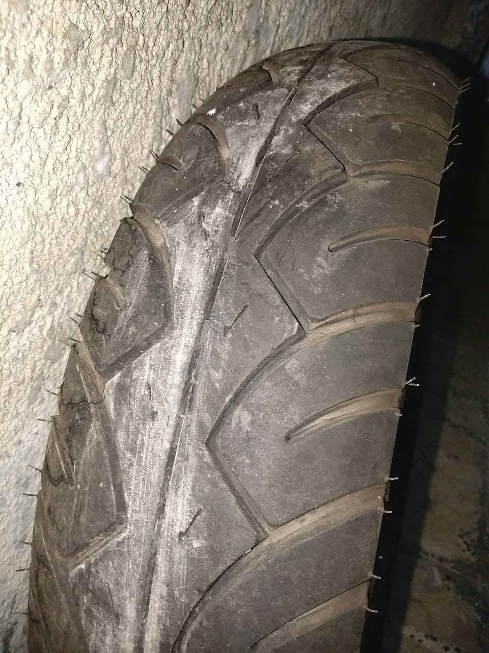 تاير قياس 130/70/17 جديد شركه فتحته من دراجه جديده مشيت عليه يومين وبدلت تاير اكبر 
سعر التاير 55وبي مجال 
وصالنصه RKA للبيع سعرها 60 وبيها مجال للعلم سعرها بالشركه 90الف الجديده
وتساب  ***********
