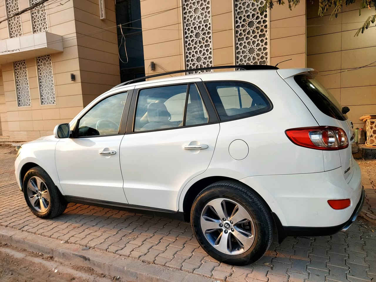 سنتافي 2012  
6 سلندر ١/١ 
دفع رباعي 
مكاني في النجف
***********
السياره بإسمي  ومداور ثاني يوم ،،
