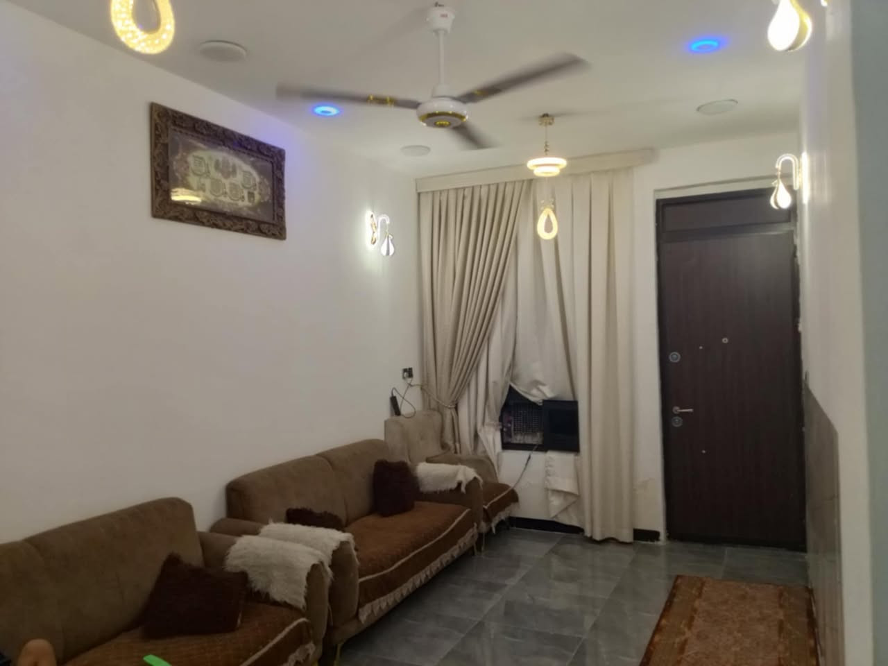 السلام عليكم بيت 80متر طابو صرف بسمي بناء حديث طابق واحد جاهز يتكون من استقبال وحمام ومطبخ  وغرفة نوم والثاني غرفه نوم وخدمات بيتونه وسطح المكان الشرطة الخامسه شارع الصوره مال سيد مزهر نفس قريب من مدرسه الماجدات للتصال ***********
