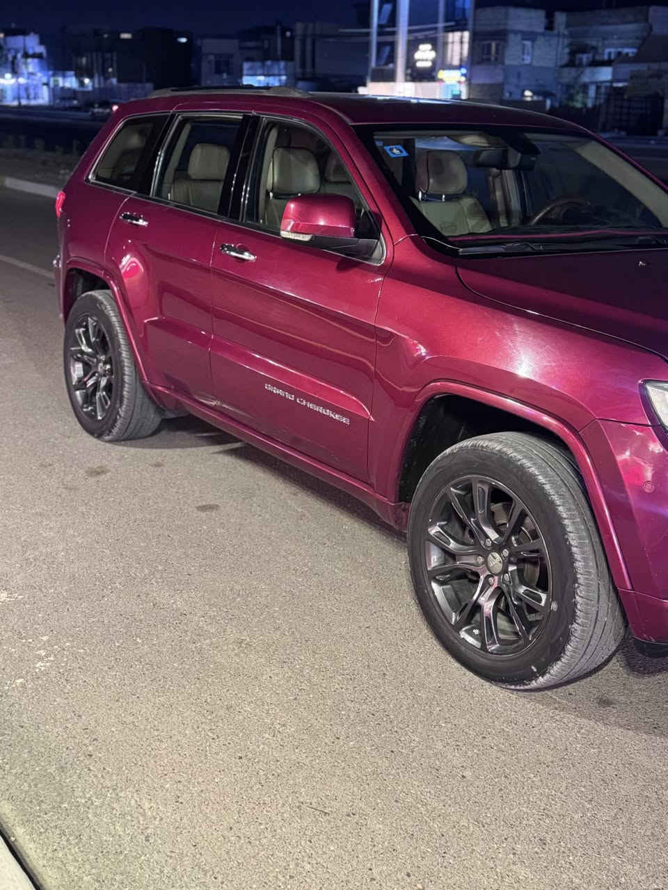 السلام عليكم جيب موديل2014 ‏سعر 195خليجيه رقم بغداد مكفوله كفاله عامه موصفات فول واحد ع واحد  رقم التلفون*********** مكان بغداد شهداء البياع ما ناقصها شي السيارة كاملة من كل النواحي ￼￼٨￼ سلندر ￼￼
