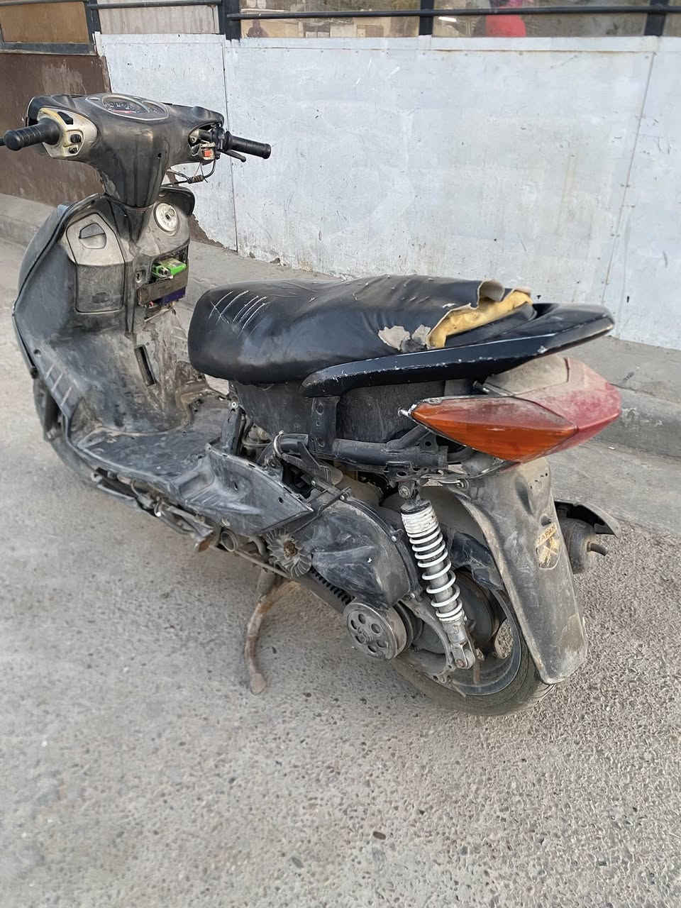 السلام عليكم دراجه سكنس نثيه ‏شغالة مكينة￼ خرسه دراجه ‏أبيع كوم حديد بس شغالة￼ مكاني بغداد العامريه سعر 170بيه مجال ***********￼
