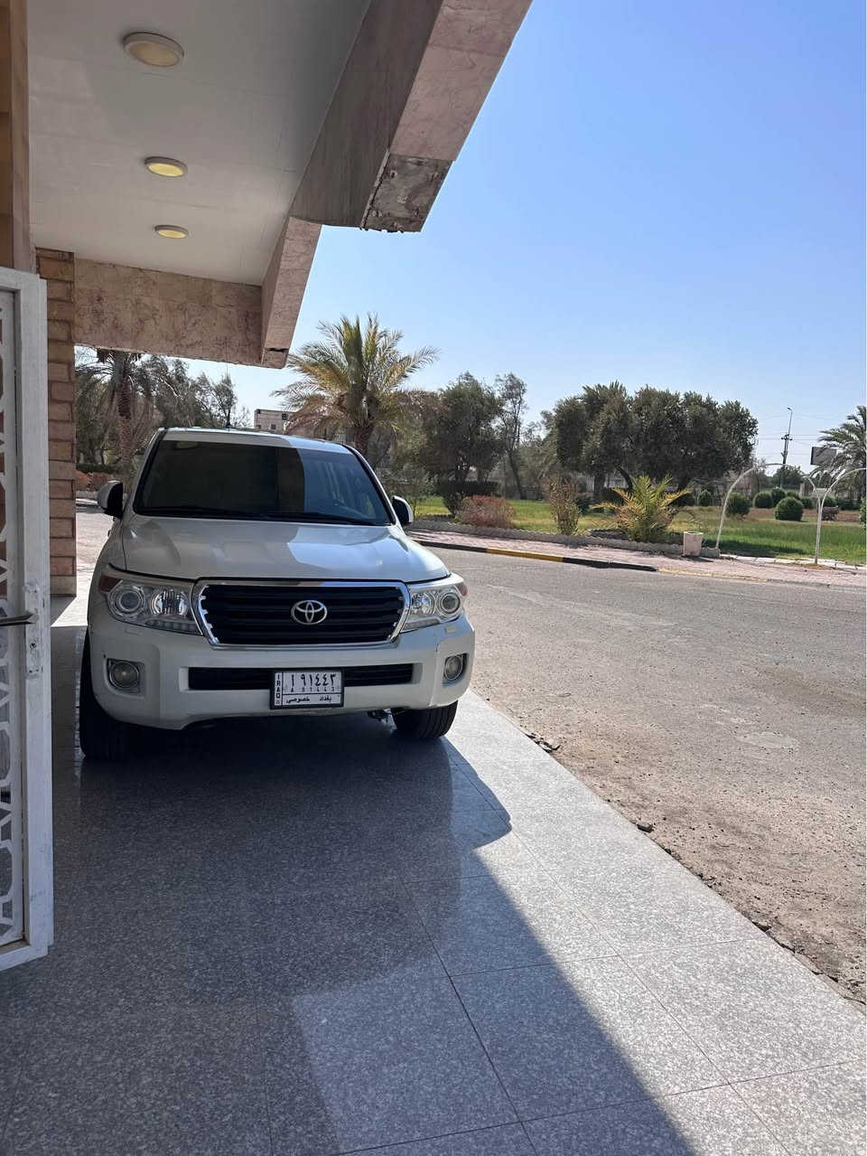 لاندكروز ڤي اكس ار فول مواصفات ثمانية سلندر 4700 المرغوب 
المحرك مفتوح بدون عطل ..ولاتجفيت ولاكازكيت..بس تنقيص قليل
فتحة , ثلاجة ,دخول ذكي ترحيب واشارات بالمرايا الجانبية حساسات امامي خلفي دي في دي بالسقف ويل كبات برايد 
تايرات اضافية بالون عدد 4 مال كشتات بالبر..حدادية صدر جديدة ..مسطرة نوزلات جديدة..باتري جديد..مشط جديد..عبوة بانزين جديدة..
وهواية مواصفات..ماشية 200 قابل للزيادة مصبوغة حزام للجمالية عن الخطة بدون ضربة..
رقم بغداد راعيها هناك ..واذا تحول بالبصرة اكو وكيل عام يحولك بالبصرة..
مكاني القبلة
السعر238 ورقة قابل للتفاوض ..
توجد فرصة للمراوس كذلك
المكان البصرة رقمي( ***********) البصرة, العراق
