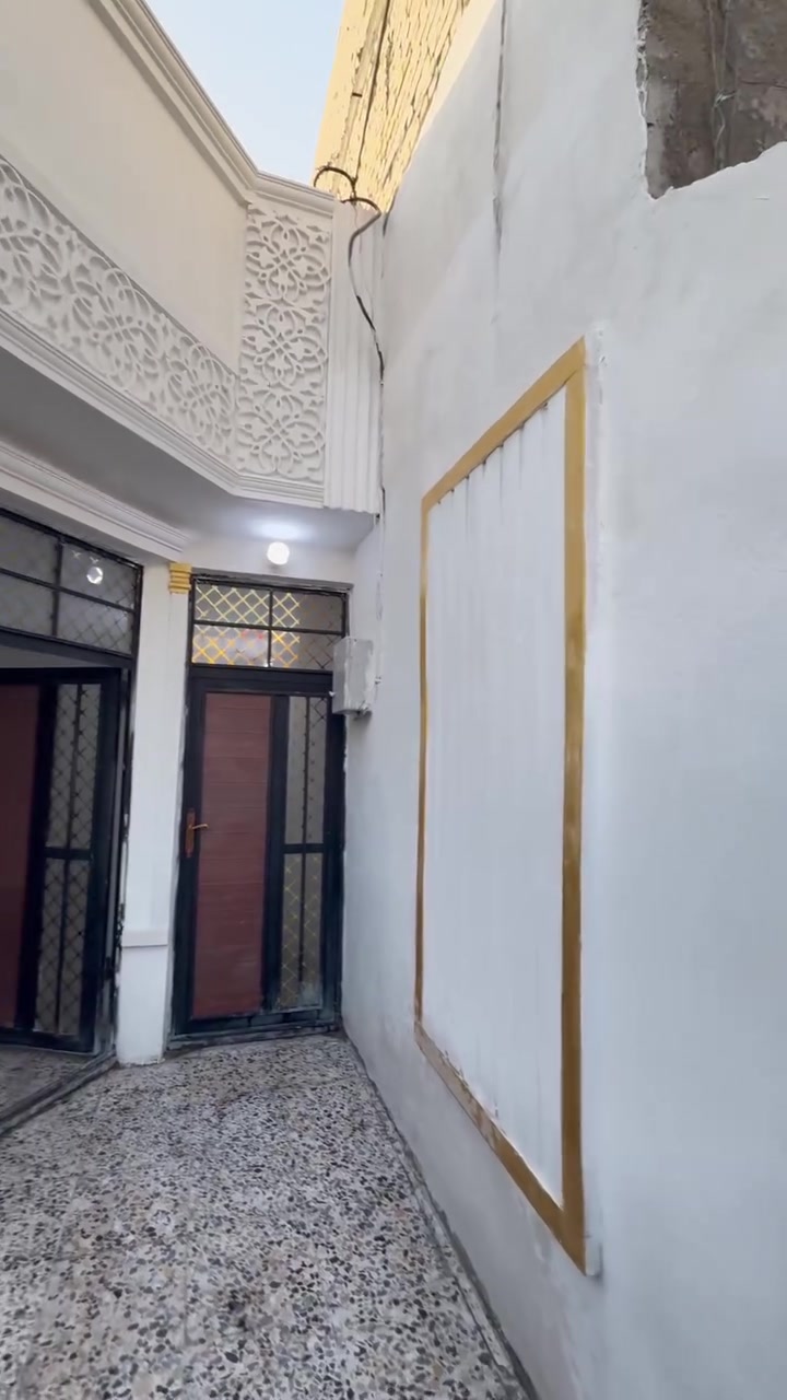 السلام عليكم من رخصت مدير الكروب بيت للبيع الشعب حي الجزائر خلف السده قرب حي المهندس مساحه 100متر  السعر 90 غفله زراعي للاتصال ***********
