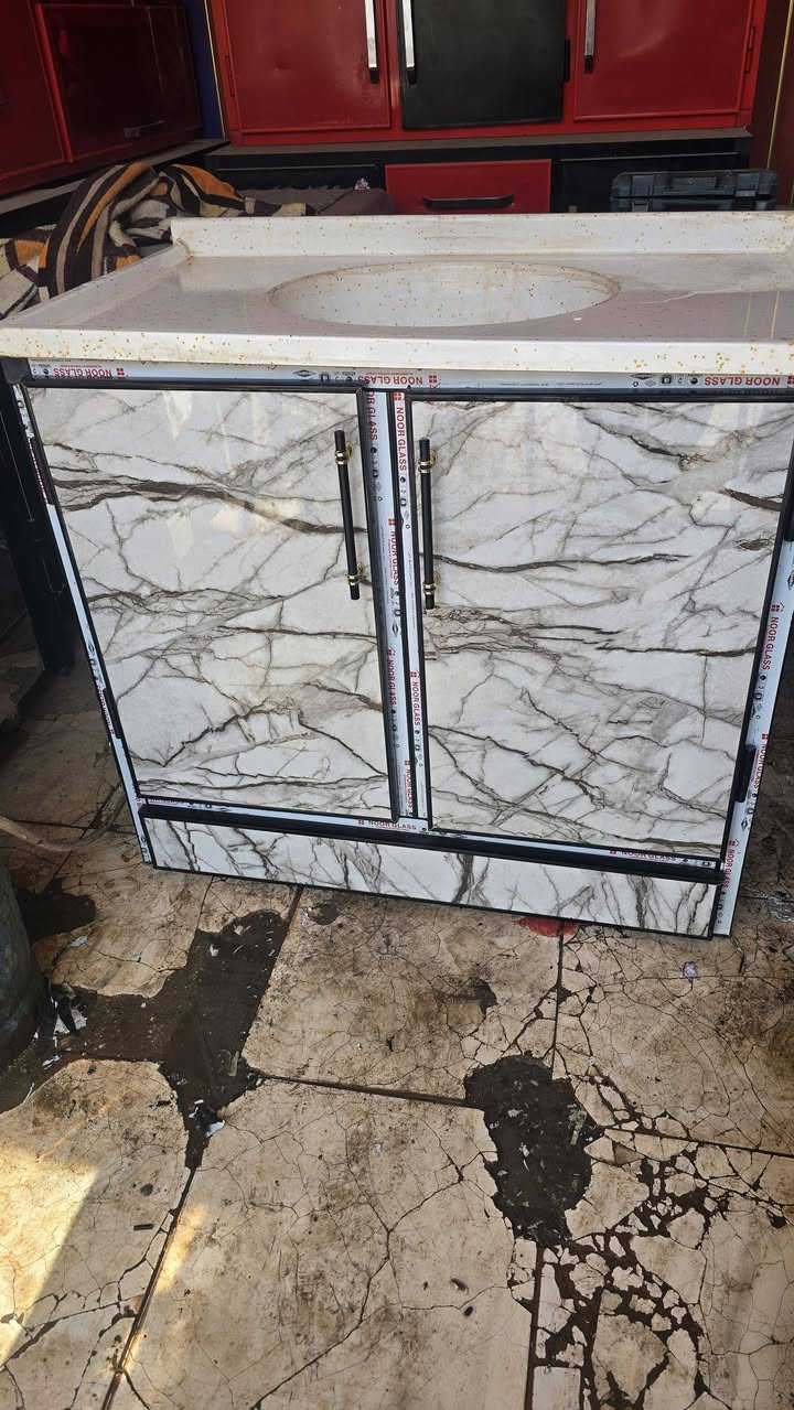 من رخصه الأدمن كاونتر سنك مرمر متر تفصال تكمه جديد بالجيس استعمال شهر ١٥٠الف الشراي يتصل *********** ***********
