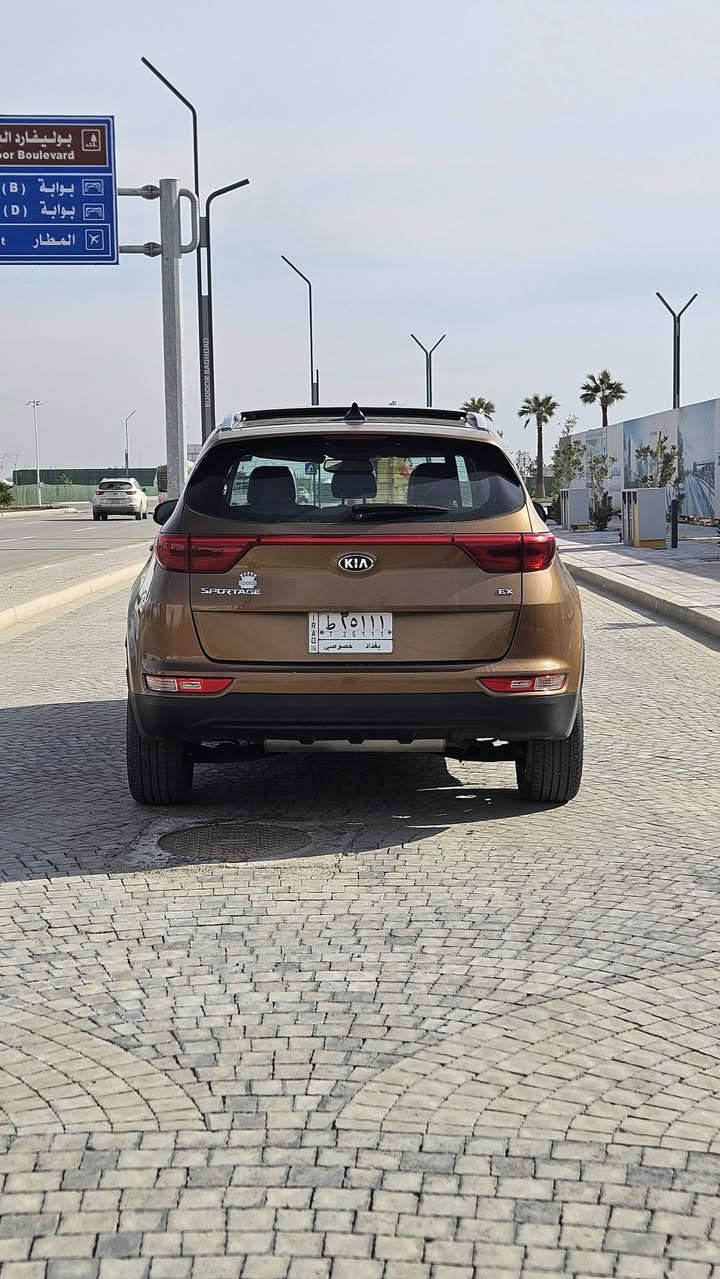 KIA SPORTAGE EX 2017
وارد أمريكي 
كلين تايتل ✅️

⚙️محرك 4 سلندر 2.4L 
🛞 دفع رباعي AWD

فول مواصفات للأخير EX
🟫 ويلات المنيوم 
🟫لايتات LED
🟫إشاير بالمري
🟫كشنات جلد +تدفئة 
🟫شاشة تدعم ANDROID AUTO
🟫تبريد قطعتين 
🟫 بانوراما

🛡أنظمة السلامة ومساعدة السائق 
🔻نقاط عمياء
🔻كامرة خلفية 
🔻نظام تنبيه المرور خلفي

مرقم بغداد بإسم شخصي تحويل مباشر
مكان السيارة بغداد مجمع بدور السكني 

ماشية 71 ألف 

السعر 17,000💲 

للإستفسار 
*********** إتصال أو واتساب
