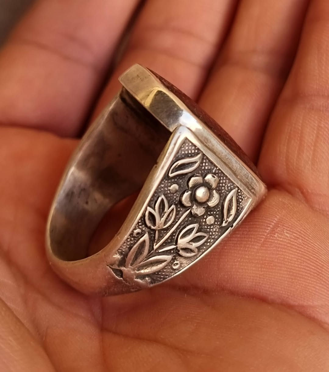 عقيق يماني زعفران مخطوط خط يدوي 
🔥نادي عليآ مظهر العجائب تجده عونآ لك في النوائب كل هم وغم سينجلي بولايتك يا علي يا علي يا علي 🔥بصياغه يدويه ثقيله للبيع مكاني بغداد يوجد توصيل إلى جميع المحافظات للبيع فقط فقط أحبتي الغوالي ما اراوس بس ابيع 
***********
