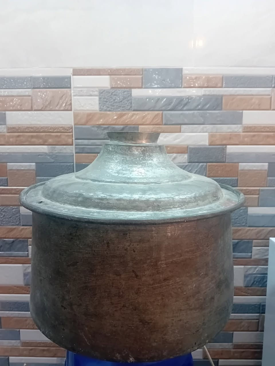 قدر طهي نحاس أحمر قديم ثلاثي مع الغطاء
قطعة تراثية أصلية من الشغل اليدوي القديم، مصنوعة بطريقة الطرق التقليدية.
القدر كبير الحجم ويتّسع لطبخ ذبيحة كاملة، مناسب للاستخدام أو للعرض التراثي.
التفاصيل:
الارتفاع مع الغطاء: حوالي 31 سم
القطر: حوالي 40 سم
الوزن: 4100 غرام
المادة: نحاس أحمر خام
الصناعة: شغل يدوي قديم (طرق)
الحجم: كبير وثقيل
قطعة نادرة وقوية تحكي تاريخ، مناسبة لهواة التراث والمطابخ التراثية.


**إذا كنت صاحب هذا الإعلان وتريد حذفه لأي سبب، رجاءا أرسل رسالة إلى الدعم الفني**