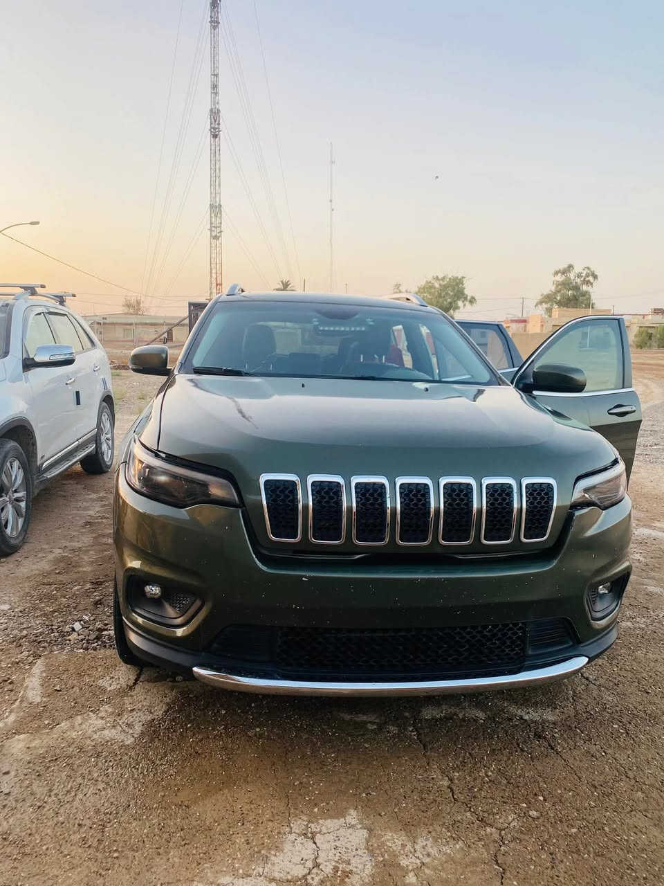 سلام عليكم 
جيب شيروكي (بزون) 2019
لمتدد فول فتحه ١/١
محرك 3200
محرك 6 سلندر  
بصمه 2
فور ويل 4 
صندوق (جنطه)كهرباء (شفط)
وضعيات للتحكم ثلجي+رمال+طبيعي+sport
كشنات جلد 
شاشه حجم 8.4 انچ تدعم  ابل كار بلي 
 
كشنات كهرباء الامامي 
حفض وضعيات 3 لكشن السايق  
لايتات زنون عالي ناصي 
لد نهاري 
ماشيه 130كيلو متر 
ويل كب حجم 18 
حساسات خلفيه 
نقطه عمياء بالمري 
توقف ذاتي عن رجوع 
سايد بريك كهربائي
اشاير بالمري 
بعد بيه هوايه مواصفات ومعروفات بالجيب 
150$ورقه سياره بدون رقم تترقم اي محافظه 
رقم تليفون
***********
