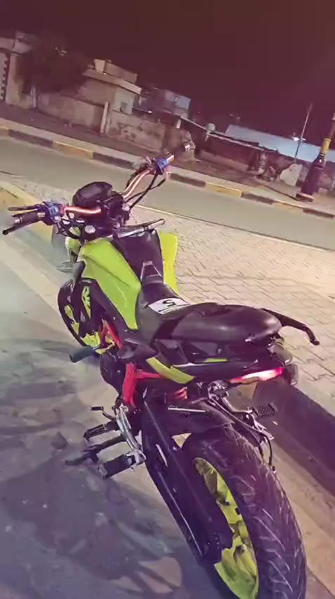 سلام عليكم دراجه بطح ايطالي امزود للبيع بدون اوراق امبدله بيهه بس ولفات الدراجه خير من الله خاص ما متواجد الرقم ***********مكاني العماره دبيسات قرب المجسر الشهيد احسين اعطيه
