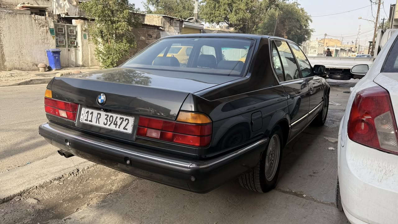 السلام عليكم حبايب
740 
1993 
خمس بردات 
دبل جام
جنطة شفط 
شفت ستيرن كهرباء 
مري قلاب 
حساس امامي خلفي شغال
مانع انزلاق شغال  
سيارة اخذته بيه جراد وصبغته على ايدي جديدة بمعنى الكلمة لا خياس لا ضربة
رايده ب ٩٠ 
***********
