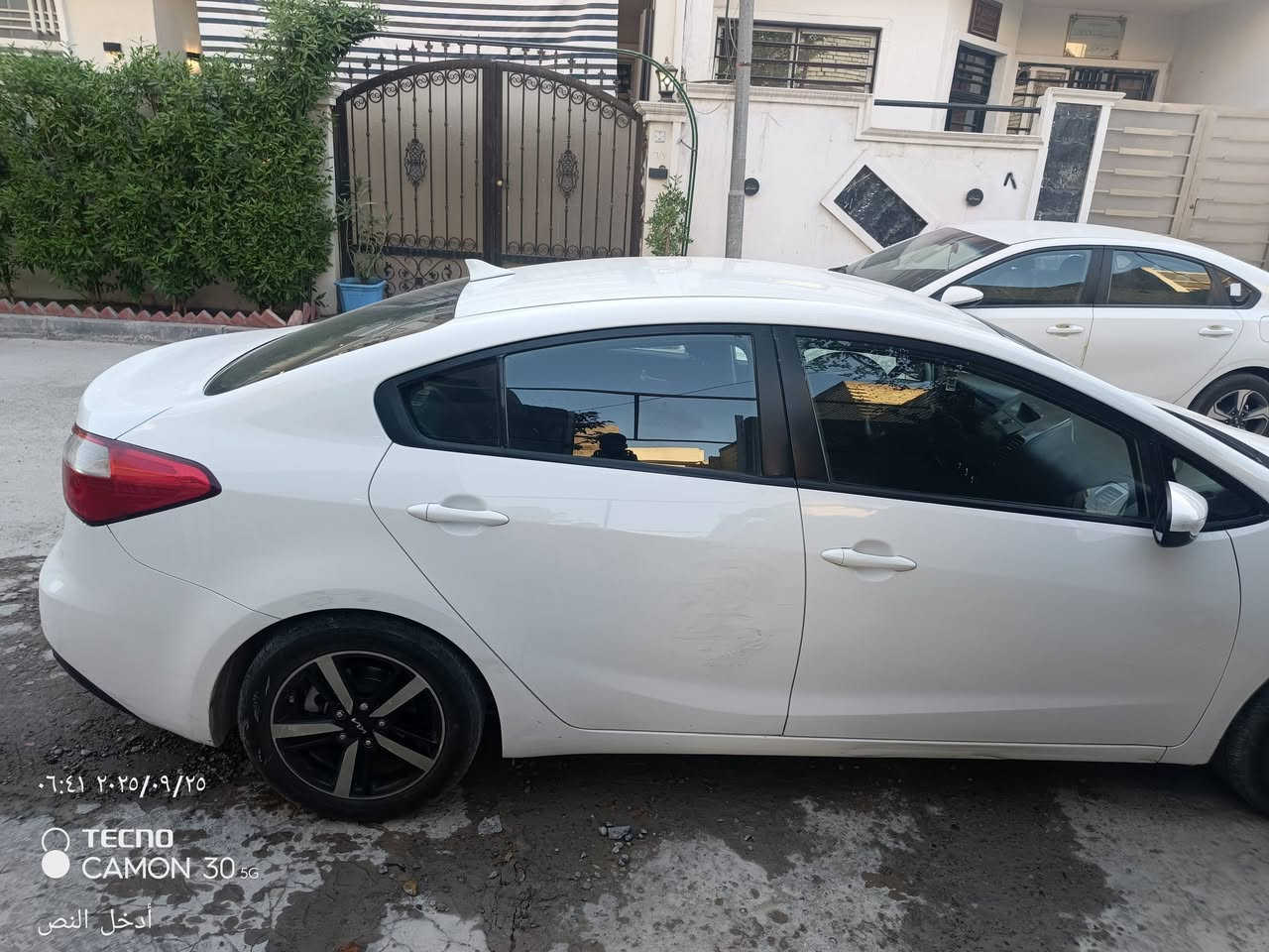 السلام عليكم
كيا فورتي ابيض وارد كندي 2014 باسمي رقم انكليزي 
بدون صبغ كير محرك تبريد خير من الله 
ماشية 265 كيلومتر مكان السيارة بغداد البوعيثة السعر 112 وبيها مجال رقم الهاتف ***********
