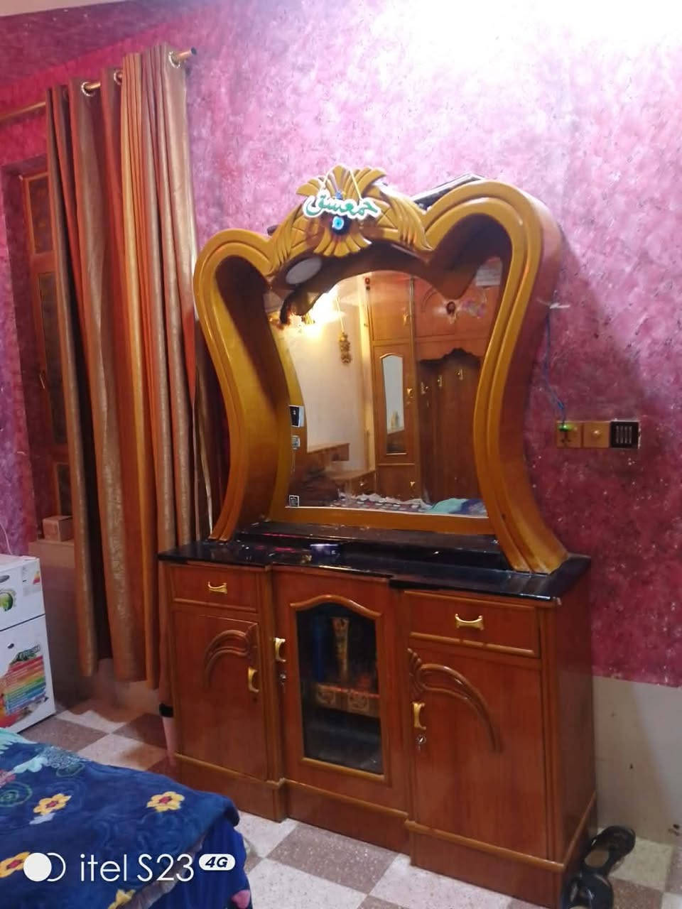 للبيع غرفة اخشاب صاج ونظيفه تواصل رقم ***********
