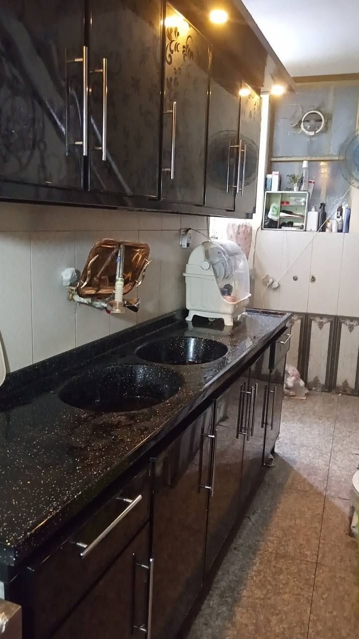 كاونتر سيراميك وسنك كامل بعده جديد  صار كم شهر من أخذنا للبيع
طول 3 أمتار +خمس بيبان بي اناره كامل
السعر 800 وبي مجال بصيط 
مكاني الدوره حي اسيا
واتساب
***********
