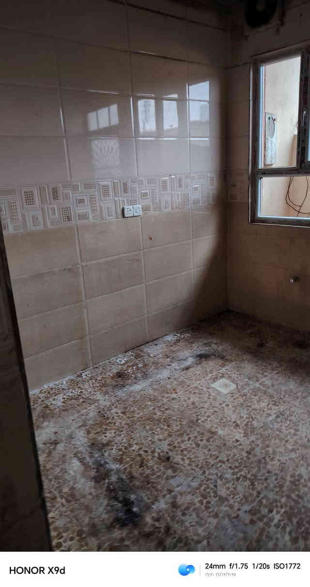 بيت الايجار حي عدن قرب جامع الروف غرفتين نوم استقبال مطبخ و صحيات / البيت 100متر /  السعر 300/  ***********/  ***********/ مكتب تاج الملوك
