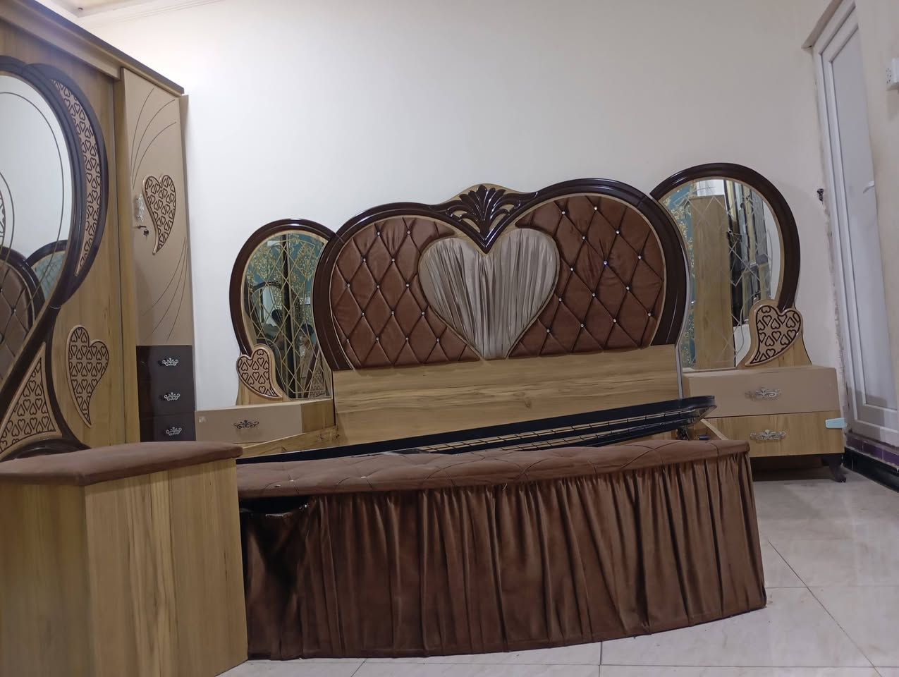 غرف نوم تركي ضخمه كنتور مع محلق. 9قطع 
شد ونقل مجاني للطلب على الخاص والرقم ***********
