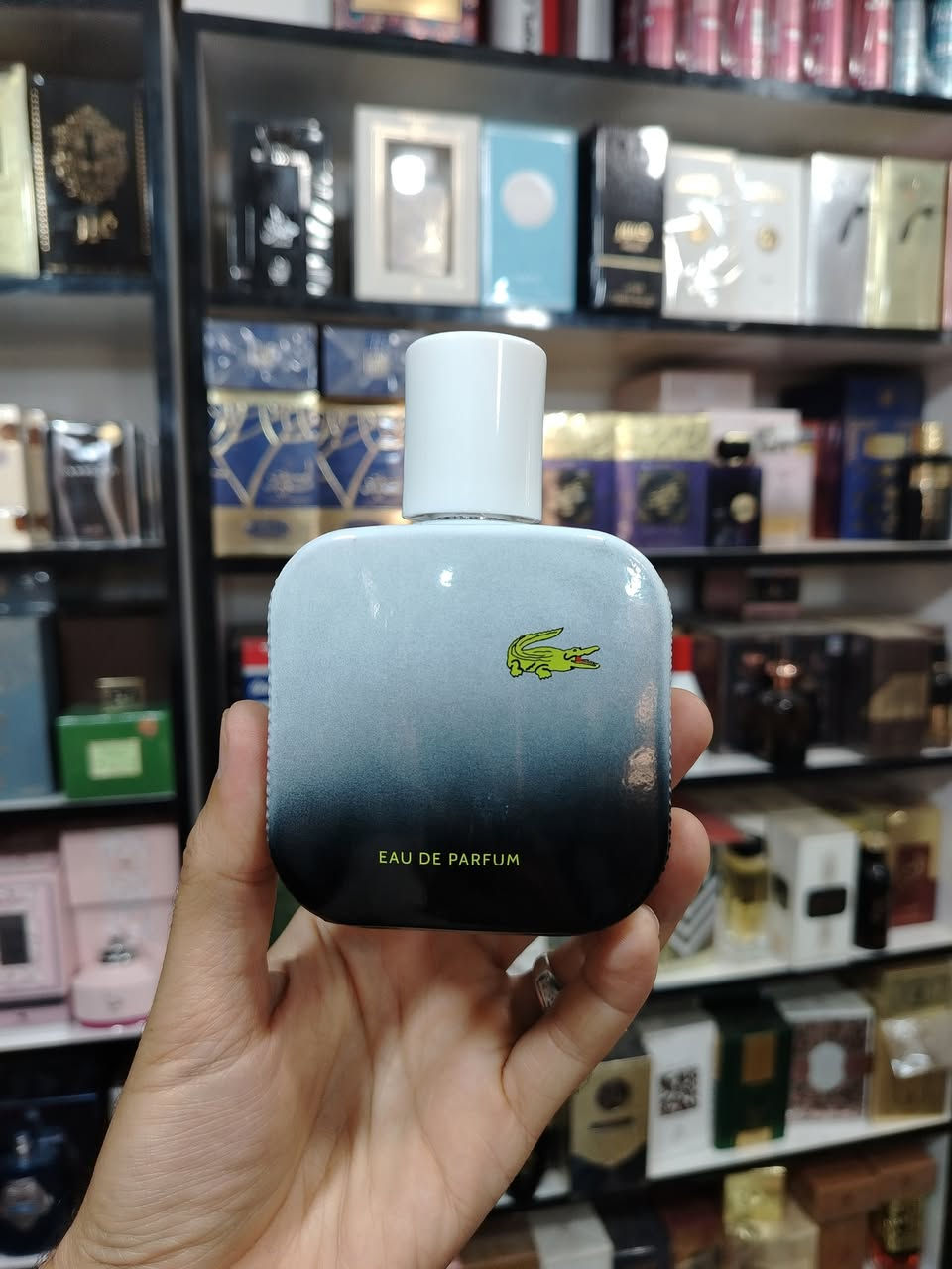 عطر  لاكوست
ماستر كوالتي
الحجم ١٠٠مل 
عطر خشبي-أروماتك كلاسيكي منعش مستوحى من قميص "بولو" الأبيض.
 يمنحك إحساساً بالنظافة والأناقة اليومية.
المكونات العطرية: يفتتح العطر بنفحات الجريب فروت وإكليل الجبل، ويستقر في
 قاعدته على مزيج دافئ من الجلد المدبوغ وخشب الأرز

للتواصل واتس ***********
يوجد توصيل لكافة محافظات العراق
#بغداد #النجف #كربلاء #الديوانية #السماوة #ميسان
