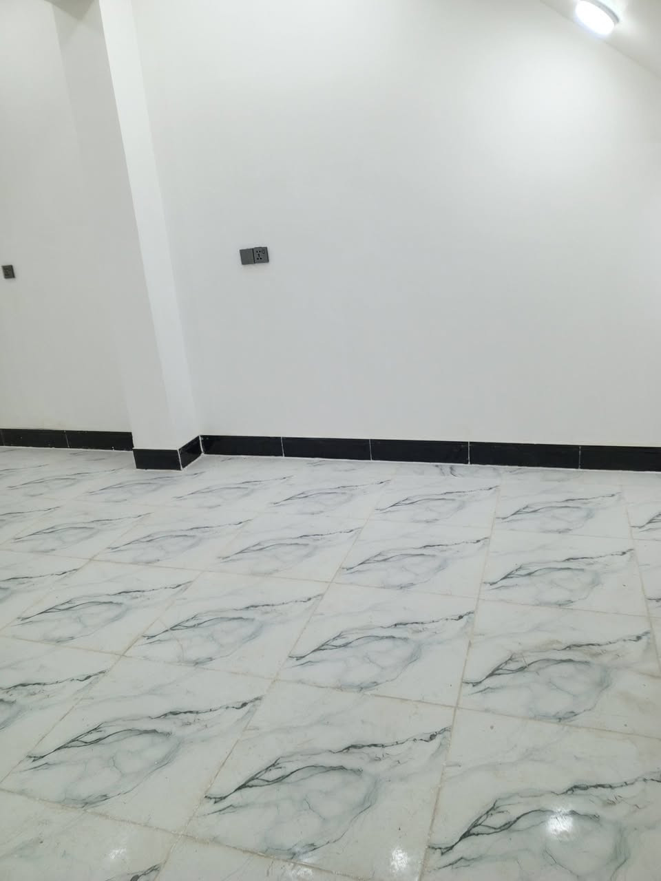 دار. رهن سنة وقابل لتجديد المساحه طابقين تحتوي على غرفتين وصاله ومطبخ وحمام داخل وخارج بناء درجه اولى حديث غير مسكون الرهن 15مليون للاستفسار الاتصال او المراسله ***********.   العنوان النجف الاشرف شارع المطار القديم غرب أسواق بابا شتريلي
