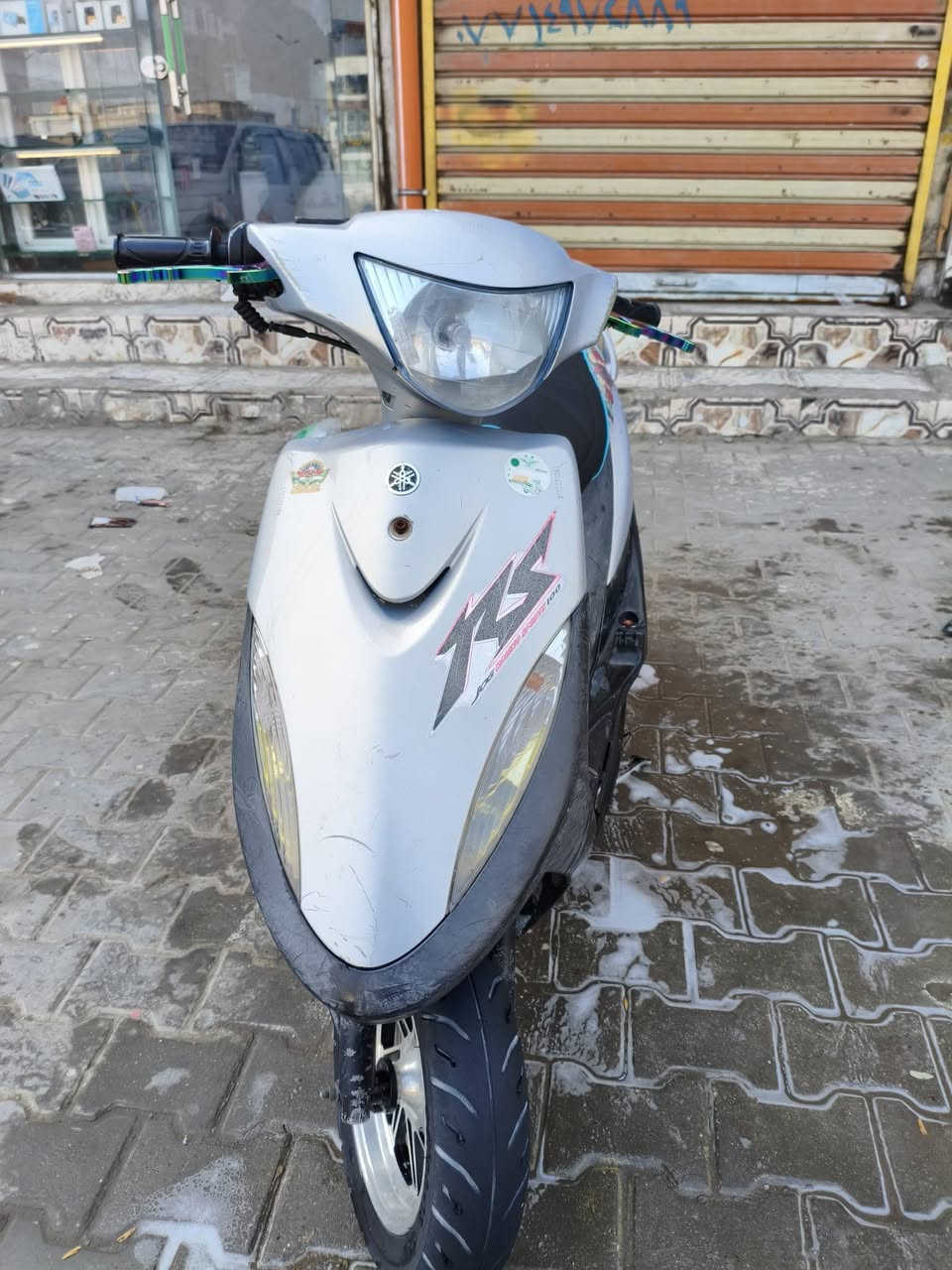 سلام عليكم 
ماكس عدله مال حاويه
الدراجه كلشي بيها بلادي بس اليوايله مبدله
الدرجه مختمه ختم واحد ويه المكينه ماكو اي فرق 
شلعه ومعدل ما مفتوحه بوشه بلادي بيها لايت زنون عالي ناصي 
مكان
بصره حيانيه شارع التئميم
سعر مليون و100وبيها مجال
***********
