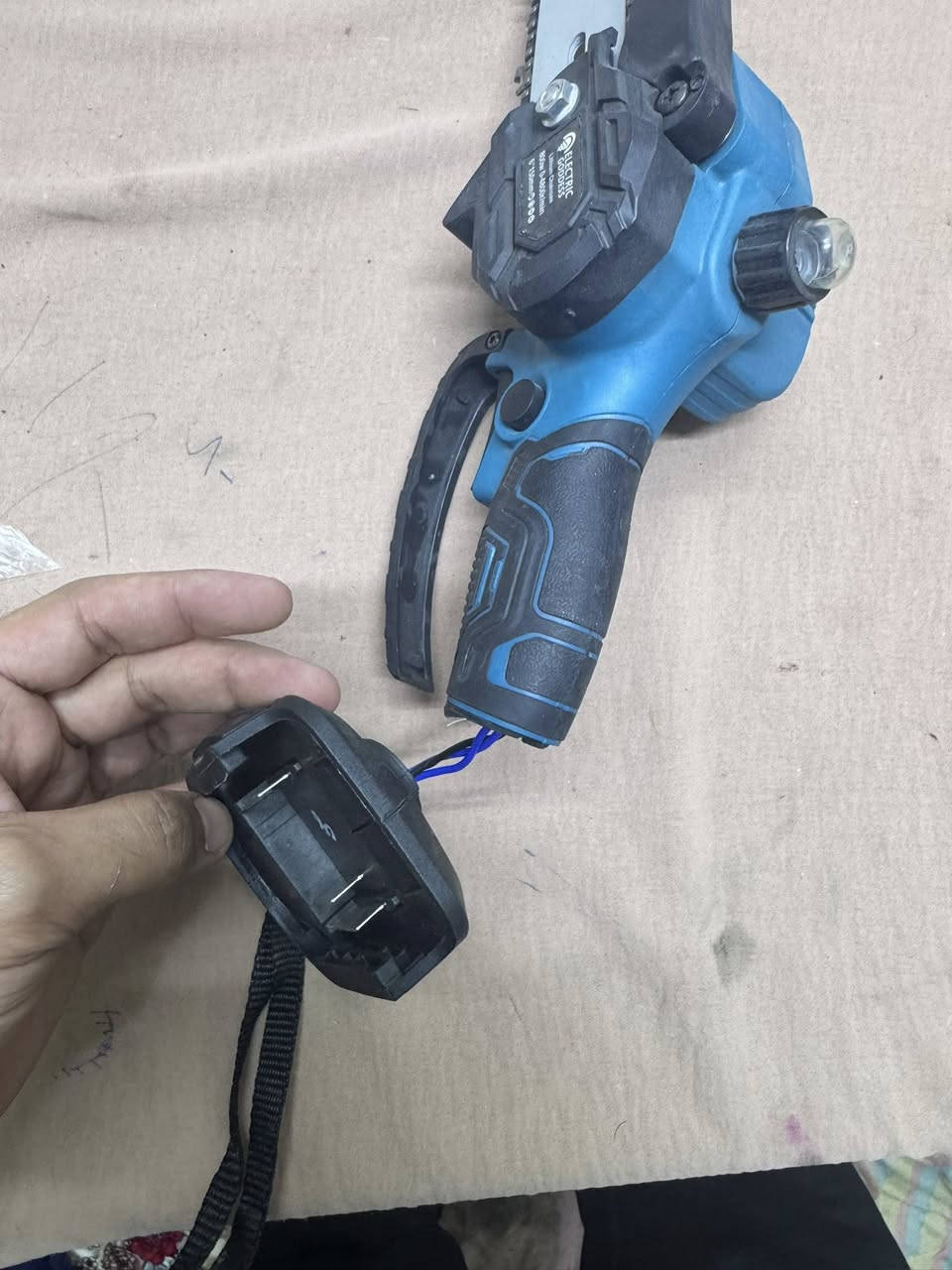 السلام عليكم شباب عندي هذا منشار صاير عليه ضغط ومكسور يتعالج عادي الي يريده بسعر مناسب يدخل خاص


**إذا كنت صاحب هذا الإعلان وتريد حذفه لأي سبب، رجاءا أرسل رسالة إلى الدعم الفني**