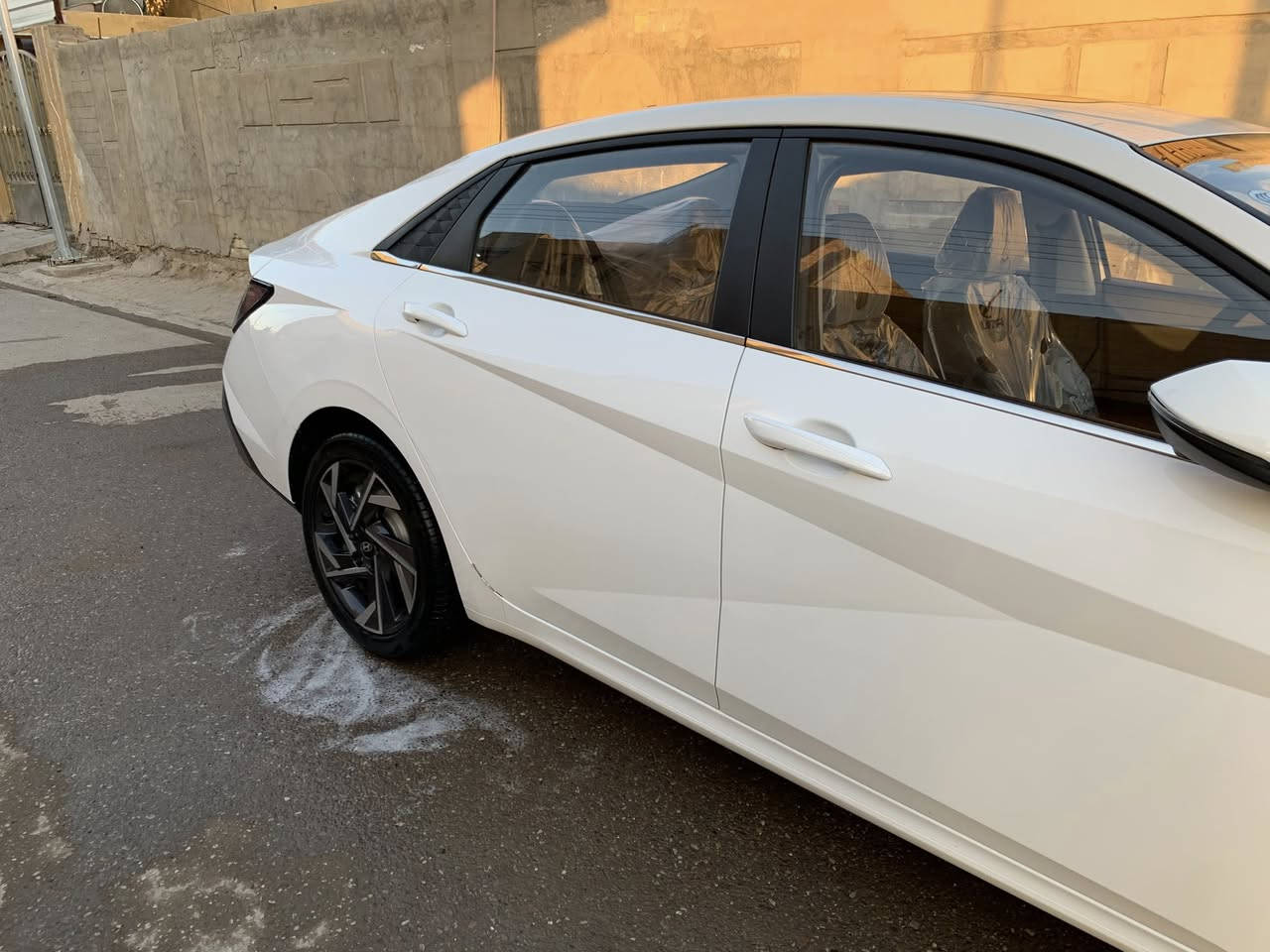 السلام عليكم . 
النترا خليجي تجميع صيني 
ماشية ٨ الف 
المواصفات 📝
فتحة 
كشنات جلد 
اوتو هولد 
سايد بريك كهرباء 
حساس جنطة 
شاشة ديجتال 
سايد بريك كهرباء 
حساس جنطة 
لايتات LED 
مكان السيارة (بغداد ) 
***********
السعر ١٥٣💵
