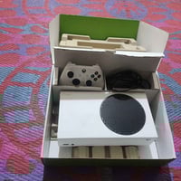 شباب سيريس اس نضيف جدا مكفول من كلشي مع كارتون كيبلات اصليه جوستك اصلي...