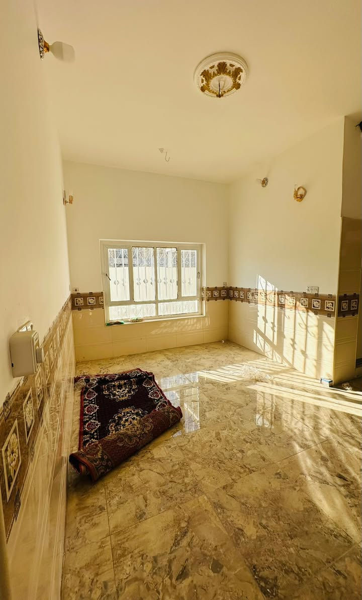 السلام عليكم يتوفر بيت مساحه 240 بيت ومشتمل البيت الاو ل يتكون من مطبخ صاله واستقبال غرف نوم عدد 2 وحده جوه وثاينه فوك وحمام وحده ومنور وصحيات عدد ثنين داخلي وخارجي ول مشتمل يتكون غرفه نوم مطبخ استقبال وحمام وصحيات داخلي وخارجي يعني  يفيد ل عائله جبيره يتكون من بيت ومشتمل نفس ما كلت سابقا طابو صرف باسمي تحويل مباشر 
موقع ل بيت قرب شارع ل كرينات شارع ٦٠ ل عام ومدخل ثاني له من شارع مكاتب رئيسي لبيت باسم شخص واحد حصرا
البيت موقعه ركن شارع مالته عرضه ١٥ متر ومصور كذالك 
بناء حديث وكآمل عل اخير توفر يمه كامل خدمات من كل شي 
للاستفسار خاص ماعدي ولا واتساب فقط 
اتصال وتدلل
***********
