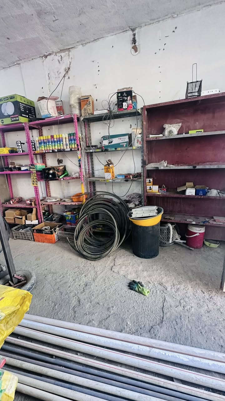 سلام عليكم غراض الانشائيه البيع الرفوف هم وياهن شلع قلع المحل كله مكان الشعله الدوانم ***********
