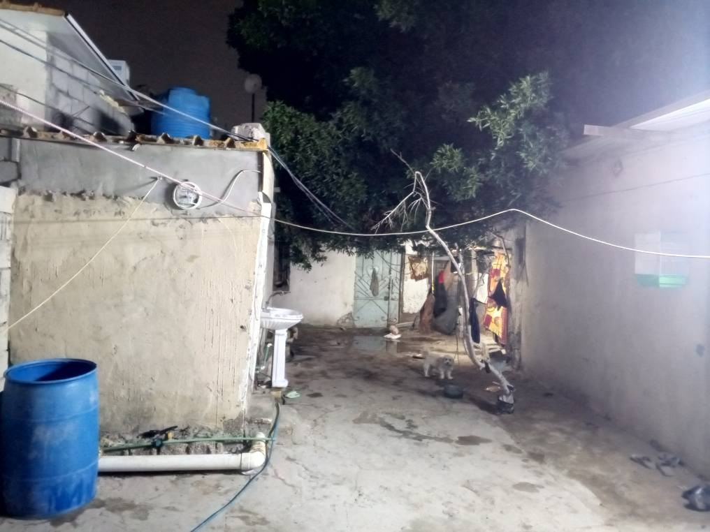 بيت حواسم في القبلة حي الجامعة شارع جامع المصطفى بظهر مدرسة المرتضى يتكون من غرفتين وهول صغير وديوانية خارجية وصحيات سقف سندويج وغرفة عكادة البيت كبير جداً يحتوي على حارمة كبيرة تكدرون تستغلون المساحة بتكبير البيت سعرة البيت 16 وبي مجال بسيط 
*********** البصرة, العراق
