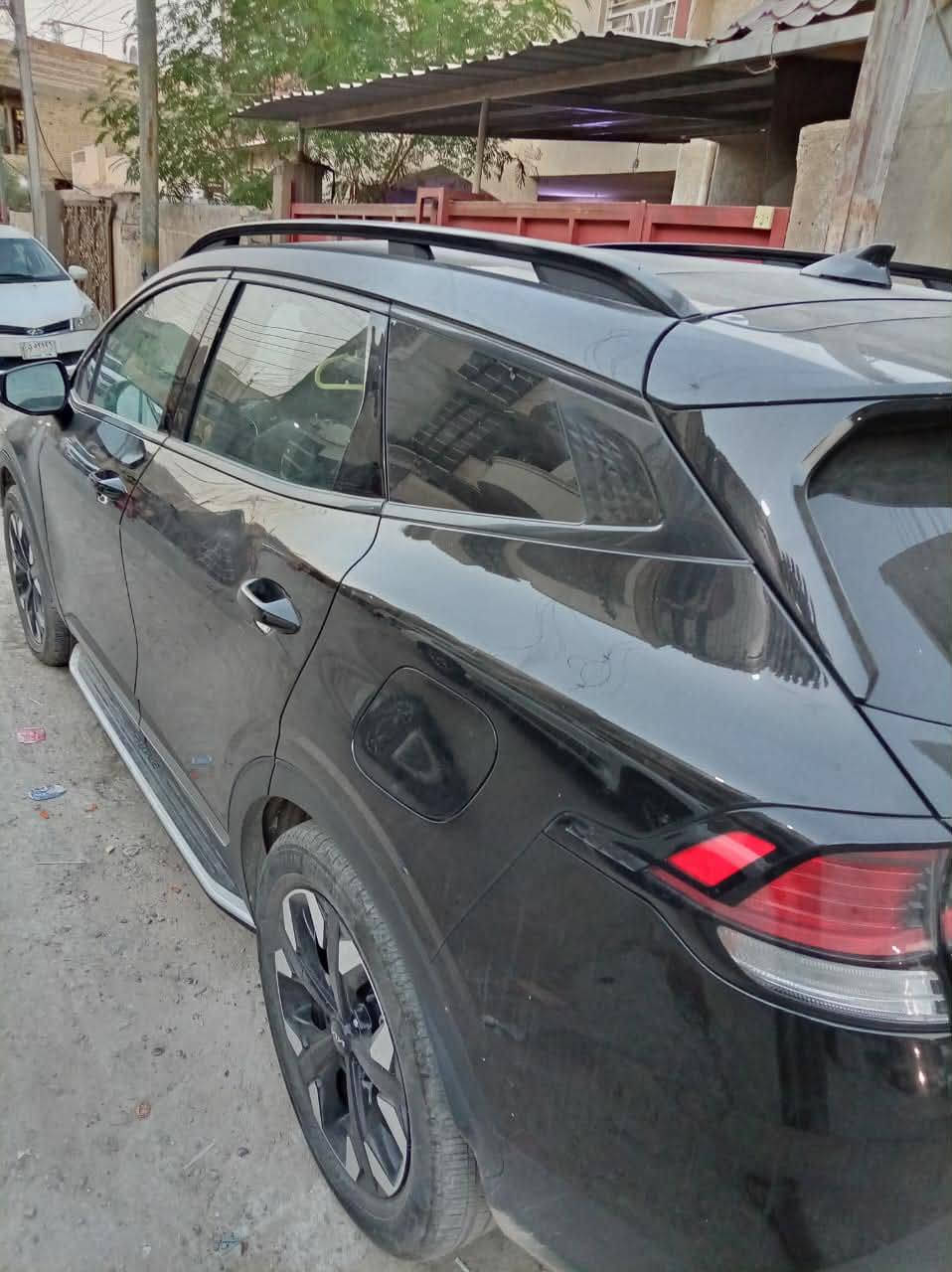 كيا سبورتج Prestige موديل 2023 – وارد الولايات المتحدة
اللون: أسود لامع
الفئة: Prestige – أعلى فئة تجهيز
أنظمة القيادة والطاقة:
– نظام هجين متكامل بثلاثة أوضاع تشغيل:
1. محرك بنزين
2. نظام هايبرد
3. نظام كهربائي Plug-in قابل للشحن الخارجي
المواصفات والتجهيزات:
– فول مواصفات بدون نقص
– تجهيزات Prestige الكاملة (أعلى رفاهية وأمان وتكنولوجيا)
– استعمال نظيف ومسافة مقطوعة 45,000 كم فقط
الوضع القانوني والملكية:
– السيارة باسم المالك مباشرة
الموقع: بغداد
الملاحظة الفنية:
– حادث جاملغ على جهة السائق، معالج بشكل مهني وموثق
سعر مناسب 
مستعجل على البيعة 

للتواصل: ***********
