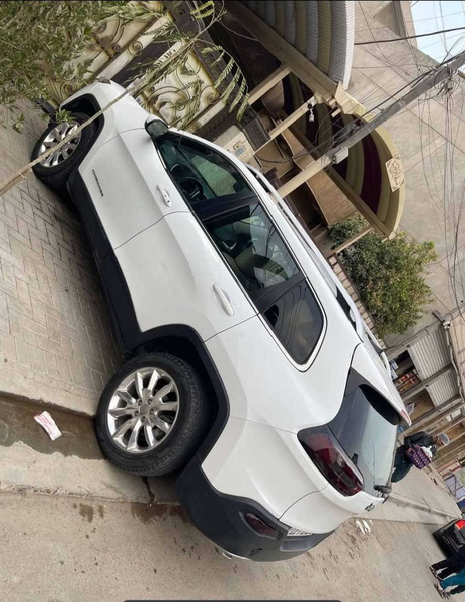جيب شيروكي لمتد 2016
محرك 2400 
فول مواصفات عدا الفتحة
تشغيل عن بعد 
ترحيب بالمرايات الجانبية
بصمة تشغيل وابواب وصندوك
تبريد قطعتين 
تدفئة بالستيرن
تدفئة بالكشنات
كشنات جلد بيجي مميز
كرسي تحكم كهربائي
ويل كب 18 كروم بلادي
لايتات زينون عالي ناصي وكشافات زينون
شاشة كبيرة لمس بلادية
كامرة دوارة 
سايد بريك بصمة
 حادثها ضربة بشباك البنيد بدون ايرباك
 صبغ جاملغ ايسر وايمن 
مروحة عاصفة تفصيخ جديدة
زوج تايرات جدد قبل أسبوع شادهن 
تخم اذاين اصلي جديد
زوج بولبرنات اصلي موبار جديد
باتري جديد 
رقم بغداد انكليزي الجديد باسمي
مكانها بغداد بغداد, العراق


**إذا كنت صاحب هذا الإعلان وتريد حذفه لأي سبب، رجاءا أرسل رسالة إلى الدعم الفني**