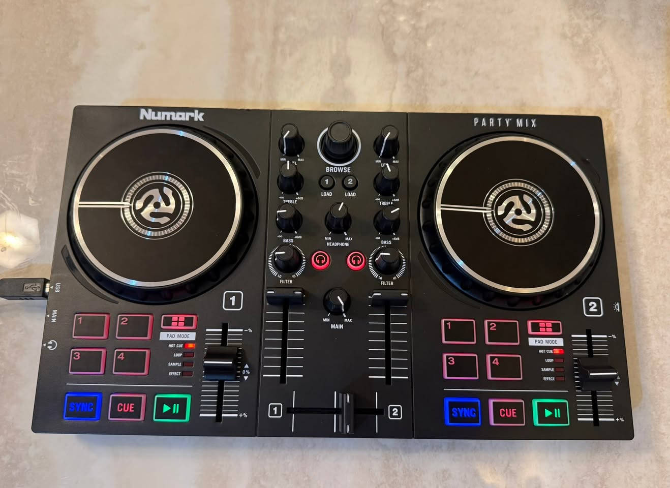 Numark Party Mix غير مستخدم بدون كارتون السعر ١٠٠ الف


**إذا كنت صاحب هذا الإعلان وتريد حذفه لأي سبب، رجاءا أرسل رسالة إلى الدعم الفني**