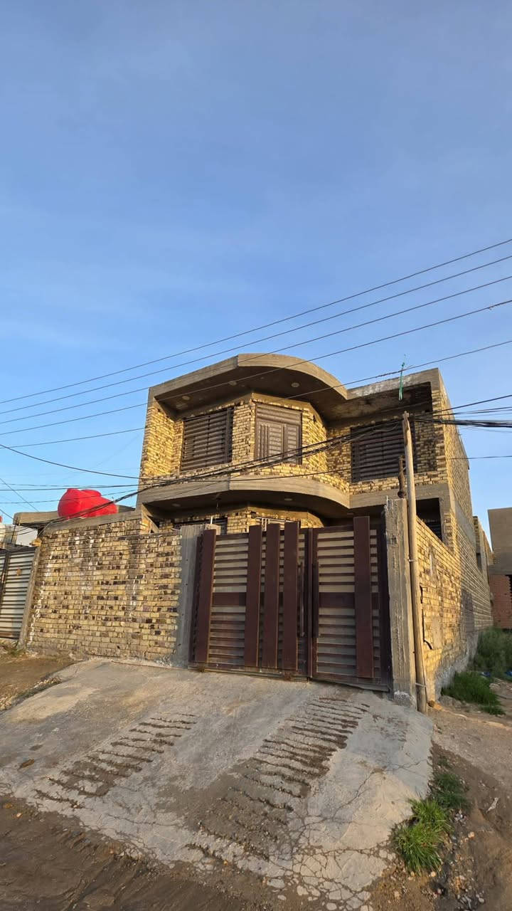 السلام عليكم
#يـتـوفـر__لـديـنـا  ( دار طابقين طابو صرف )
بناء حديث قبل 4 سنوات 

المساحــــــة // 160 متر
الواجهـــــــــة // 8 متر
النــــــــــــزال // 20 متر

🧱#يحتوي_الطابق_الاول_على
﴿ غرفة نوم  +  مطبخ + استقبال  +  كلدور  +  صحيات  +  كراج للسياره ﴾

#ويحتوي_الطابق_الثاني_على
{  غرفتين نوم  } 
غير كاملات .. يحتاجن تطبيك ارضيه + بورك .
+ تطبيك السطح 
+ تطبيك الطارمه ( كراج السياره )

#عــنــوان🕸الــعــقــار  { حله .. شارع 80 مال نجف .. الفرع المقابل لـمول سيد زيد .. مجاور الساحه .. ( رابع عقار عن شارع 80 ) موقع مميز جداً } مثل ما موضح بالفديو الموجود بالمنشور 

💲#السعـــــر__187_م__قابل_للتفاوض

#للاستفسار اكـثـر مـراجـعـة مكتـــــــــب
الـــخــفــاجــي لـلــعــقــار
#الكائــــــــــن 
فـــي الـمـهـندسـيـن قـرب اسـواق جـنـه مول
او الاتـصـال عـلـى 
( الــرقـم التالي *********** )

#ولـمـن يــرغـب فــي عــرض عـقـاره لــلـبـيـع يـرجـى الــتـواصـل مـعـنـا عـلـى الــخــاص .
