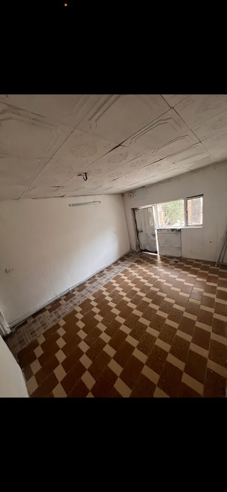 دار للإيجار طابق ارضي استقبال وطعام مطبخ حار وبارد صحيات غرفة نوم حديقه وگراج
حي الجهاد الضباط بخلف الشارع العريض

المساحه ١٥٠ متر

للتواصل واتساب ***********
