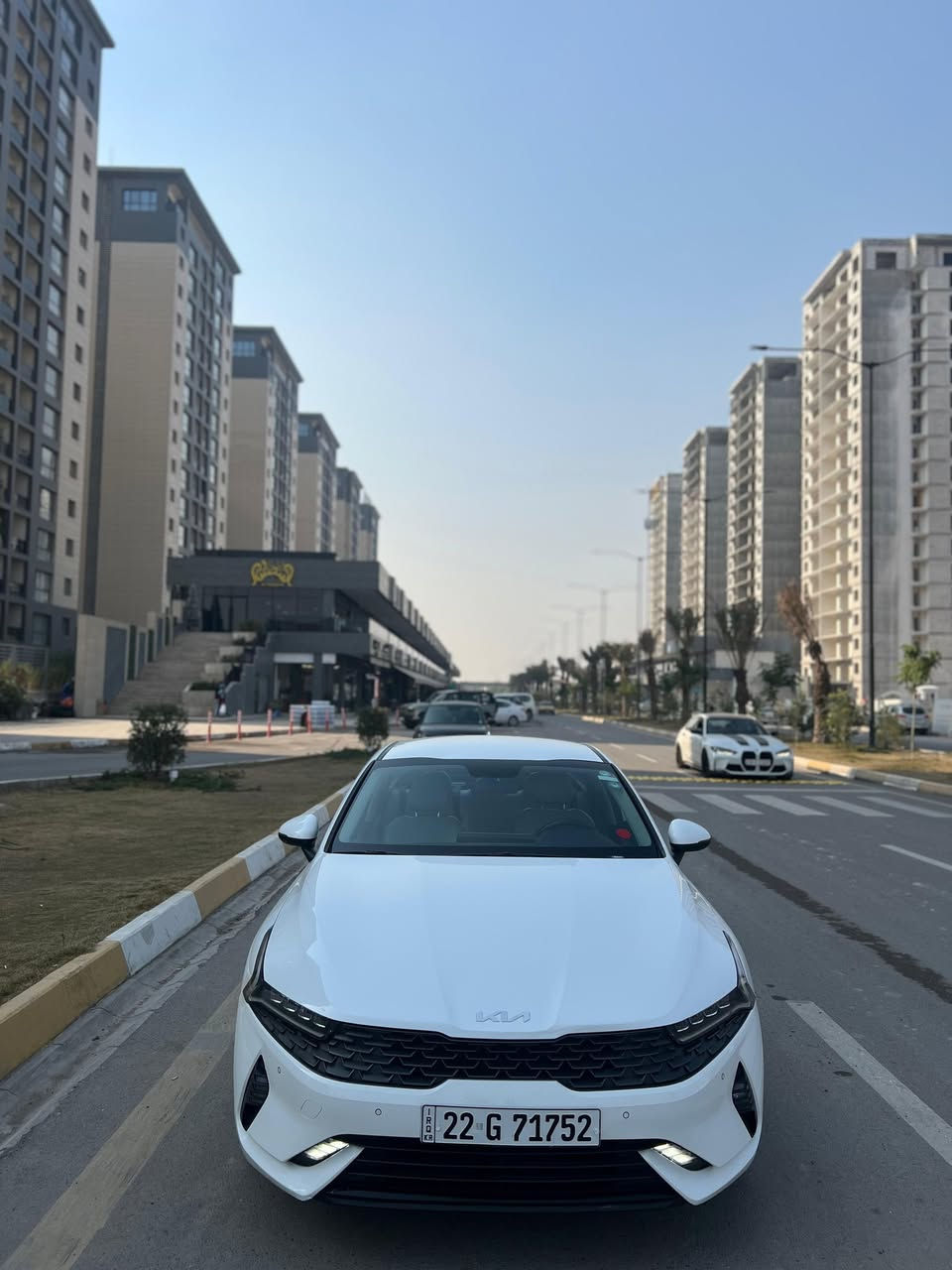السلام عليكم k5 للبيع
موديل 2022 خليجي 
فول مواصفات عدا بنورامه 
بيه صبغ الهلال الخلفي فقط 
أثر شخط بسيط 
الباقي كفاله حته الدعاميات 
رقم  دولي بسمي 
شرط التحويل او الوكالة 
مواصفات بصمه 
شاشه كبيره 
بصمه ابواب 
ترحيب 
تشغيل عن بعد 
كأمره امامي وخلفي 
حساس امامي وخلفي 
لد امامي بلاجكتور 
مثبت سرعه 
تبريد خلفي 
تبريد لمس 
انضمت قياده 
كشن كهربائي وجلد بيجي
محرك 2000 دوش 
محرك شرط ما مفتوح بيه برغي 
جاهزه من كلشي كير ومكينه 
وحداديه وتبريد ثلج تخم تاير جديد 
دواخل وضع الشركه 
سنويه جديده هزه جديده 
السعر 187 وبيها مجال بسيط 
مكاني بغداد حي الجهاد  
للأستفسار
***********
