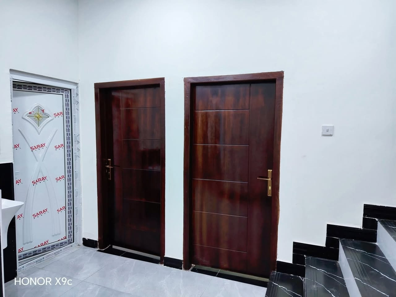 دار للبيع مساحه100متر🏠
العنوان بصره شط العرب جزيره شارع زين لعابدين
يحتوى م̷ـــِْن. أسقبال. صاله. مطبخ. 
غرفتين منام صحيات داخليه خارجيه
خدمات كامله مأء كهرباء شارع 10م كافه لخدمات متوفره
تستلم تسليم مفتاح جاهز للسكن
طابو صرف زراعي بأسم عراقي
السعر 62قابل للتفاوض
للاستفسار📞
***********📲   ***********📲
