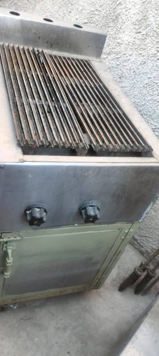 للبيع
***********
شوايه دجاج  كرل بركر وشوايه كص وفتاجه عجين وكابسه صاج
